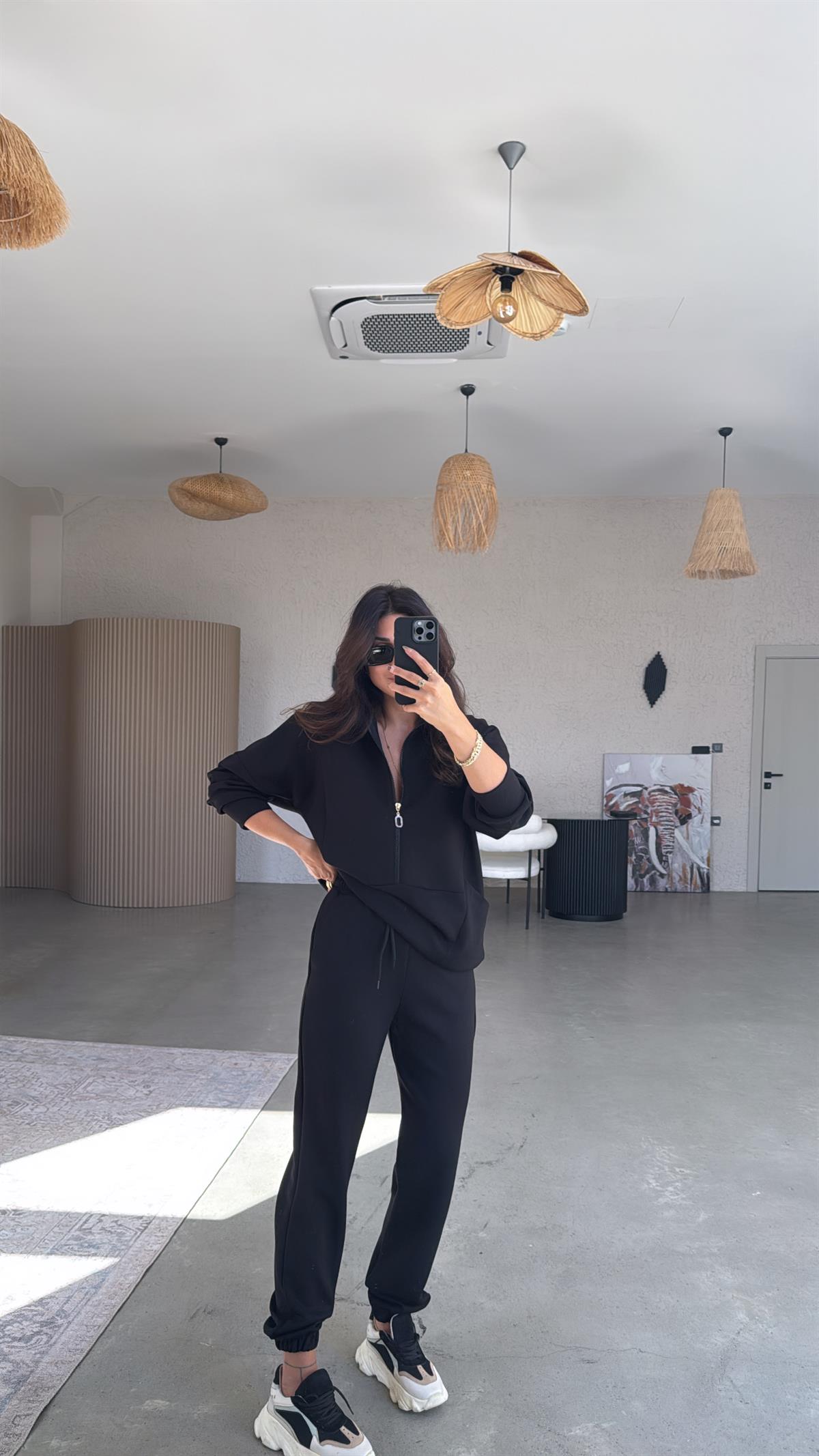 Siyah Fermuarlı Sweatli Aksesuarlı Eşofman Takımı