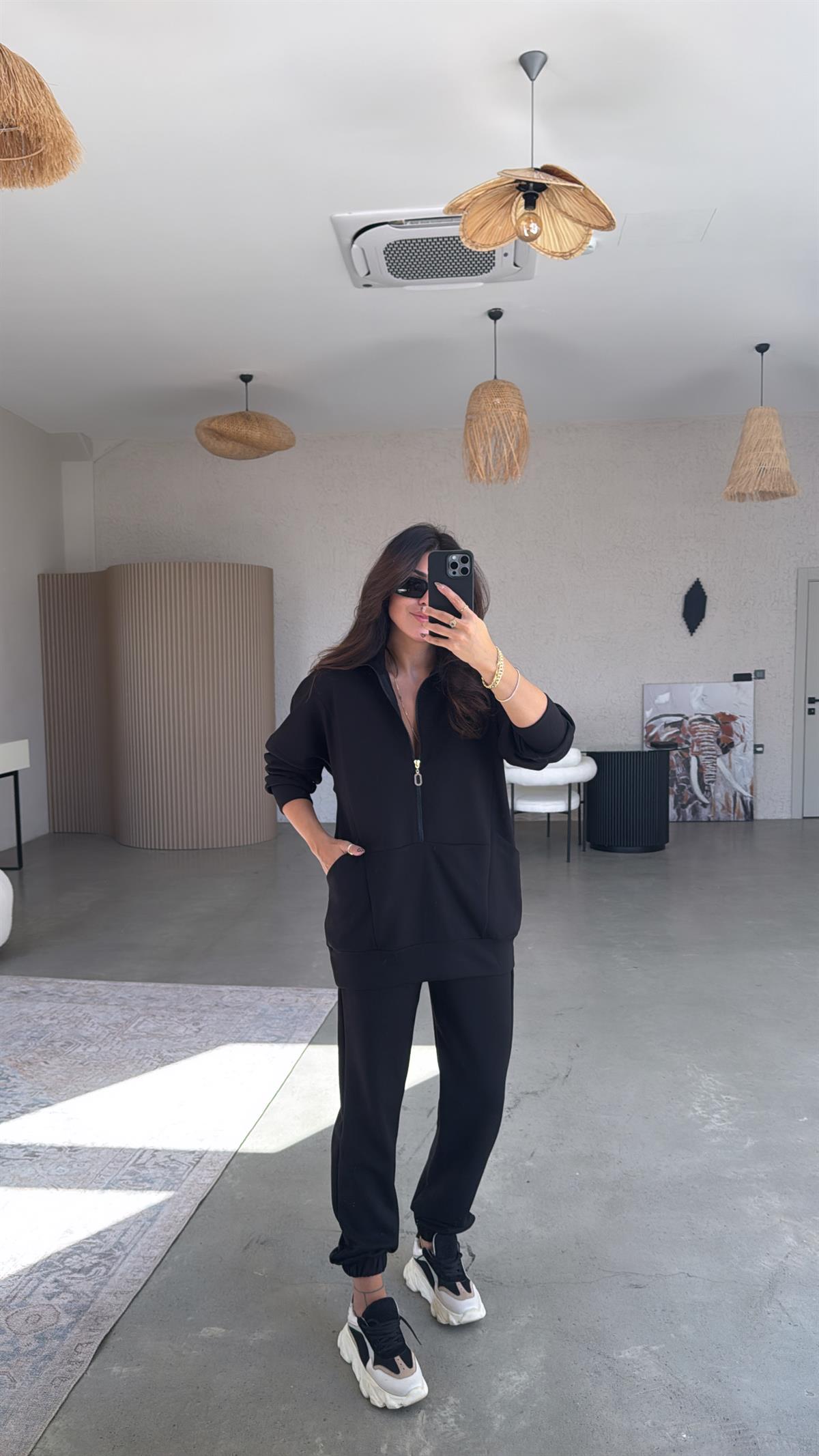 Siyah Fermuarlı Sweatli Aksesuarlı Eşofman Takımı