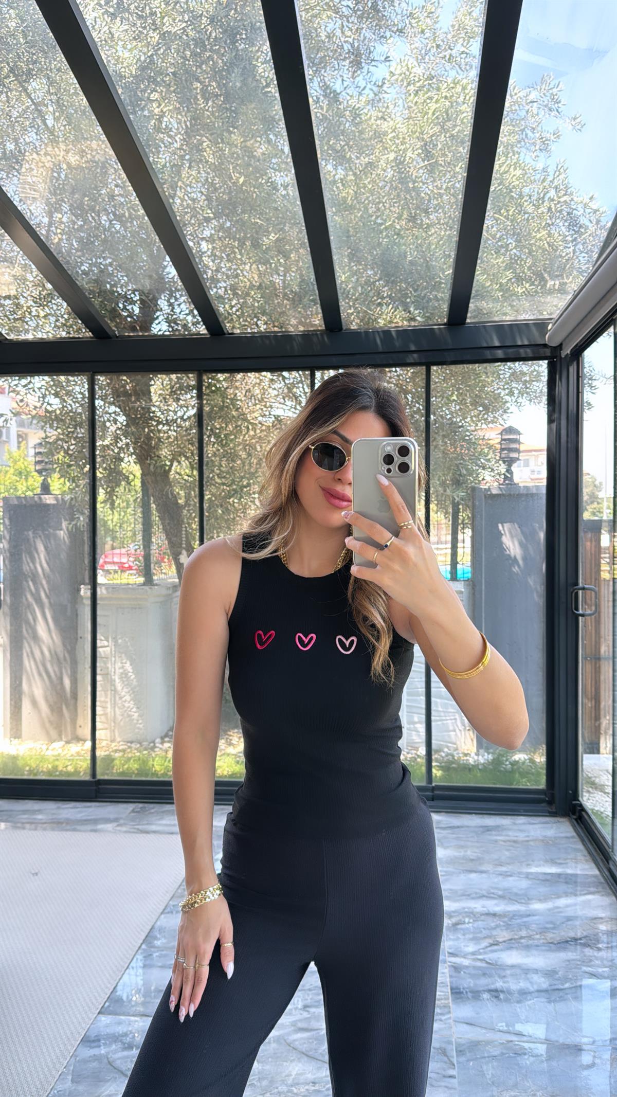 Siyah Fitilli Kalp Nakışlı Atlet