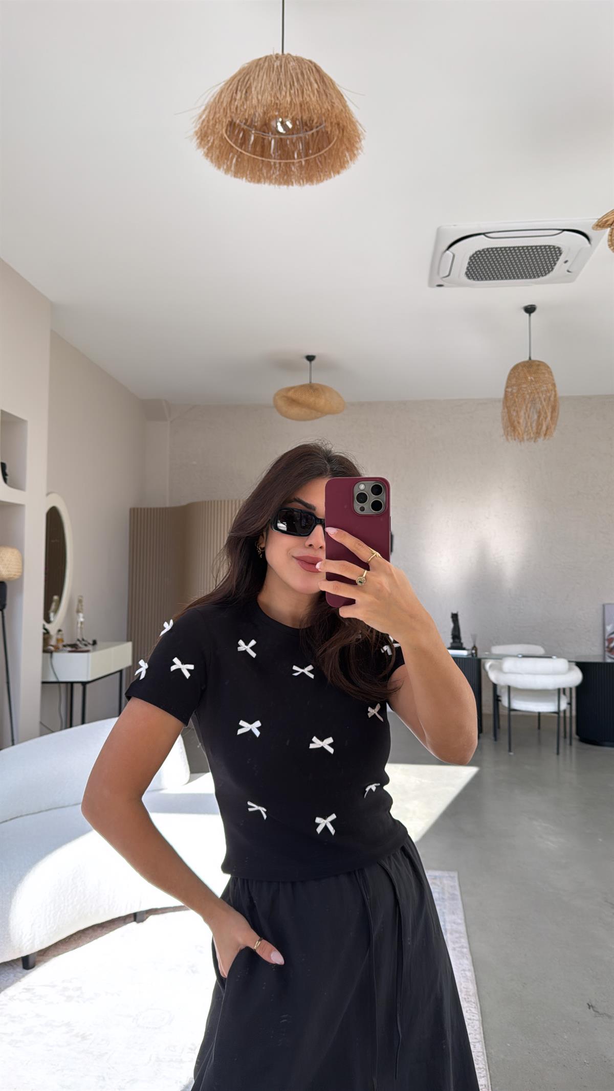 Siyah Fiyonk Detaylı Tshirt