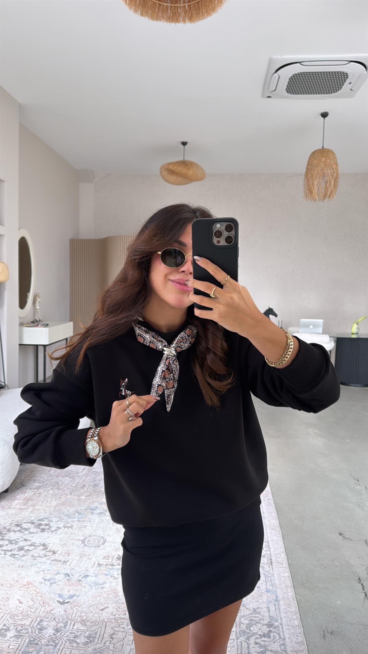 Siyah Fular Detaylı Üç İplik Şardonlu Sweatshirt