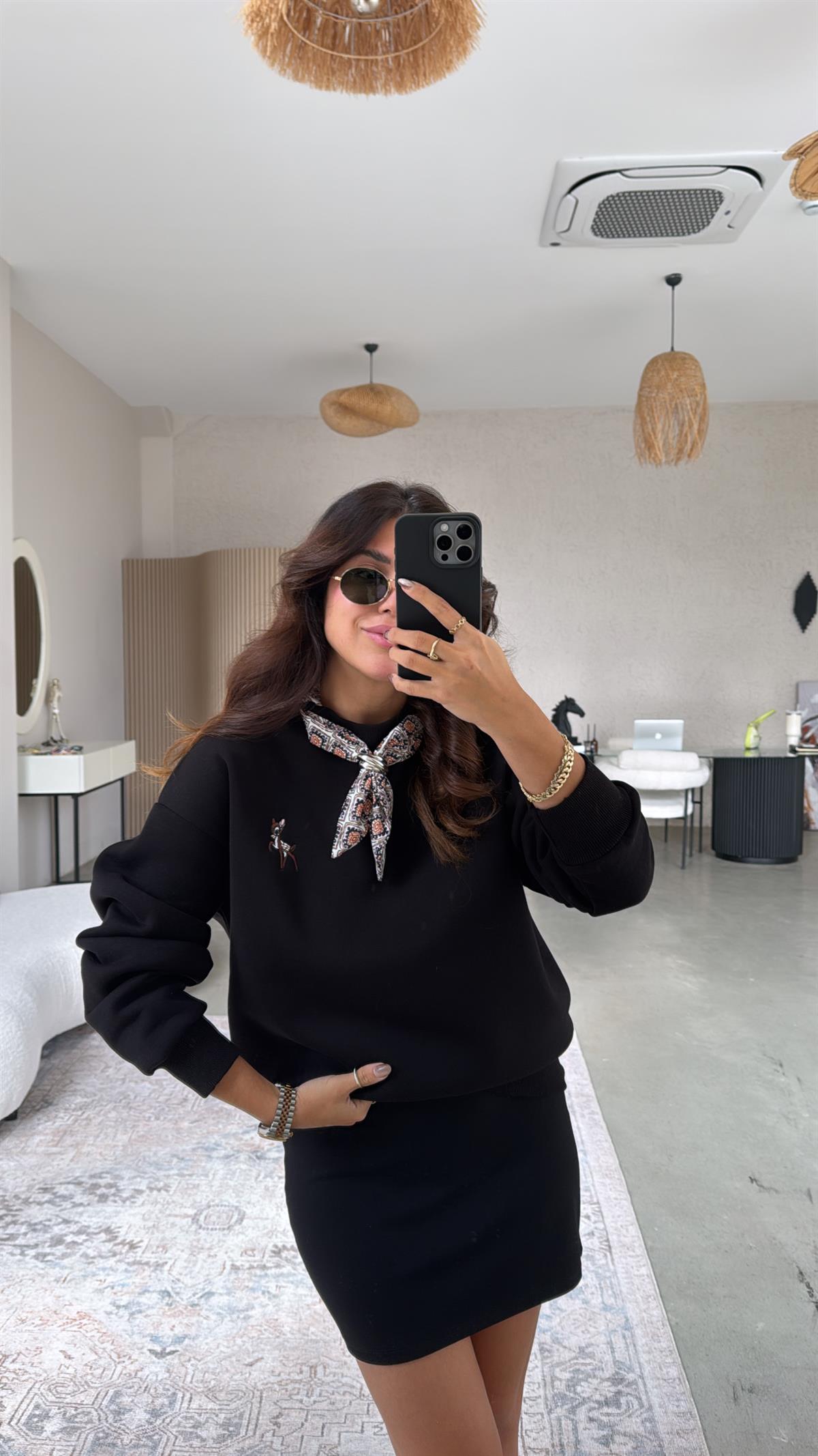 Siyah Fular Detaylı Üç İplik Şardonlu Sweatshirt