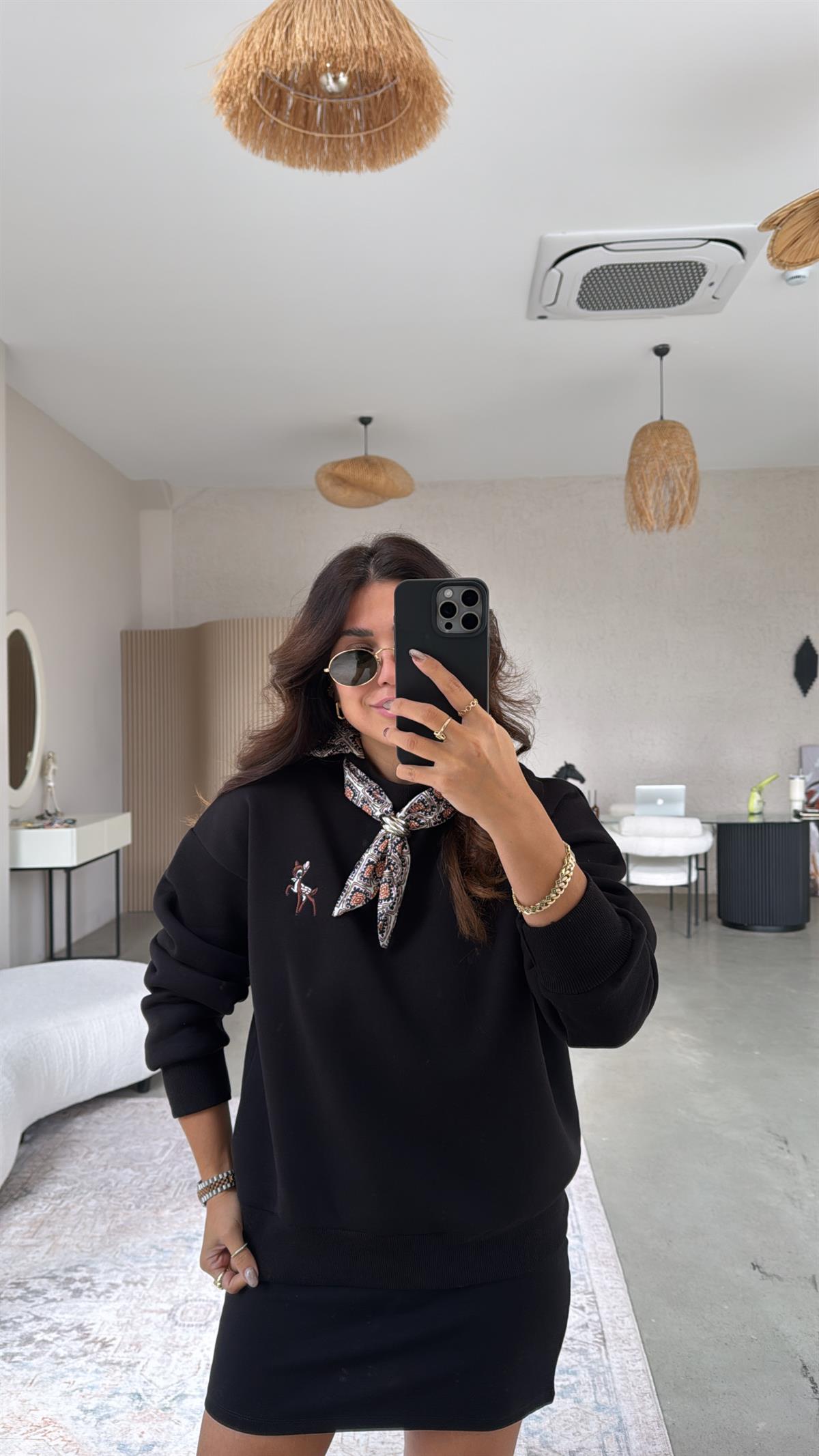 Siyah Fular Detaylı Üç İplik Şardonlu Sweatshirt