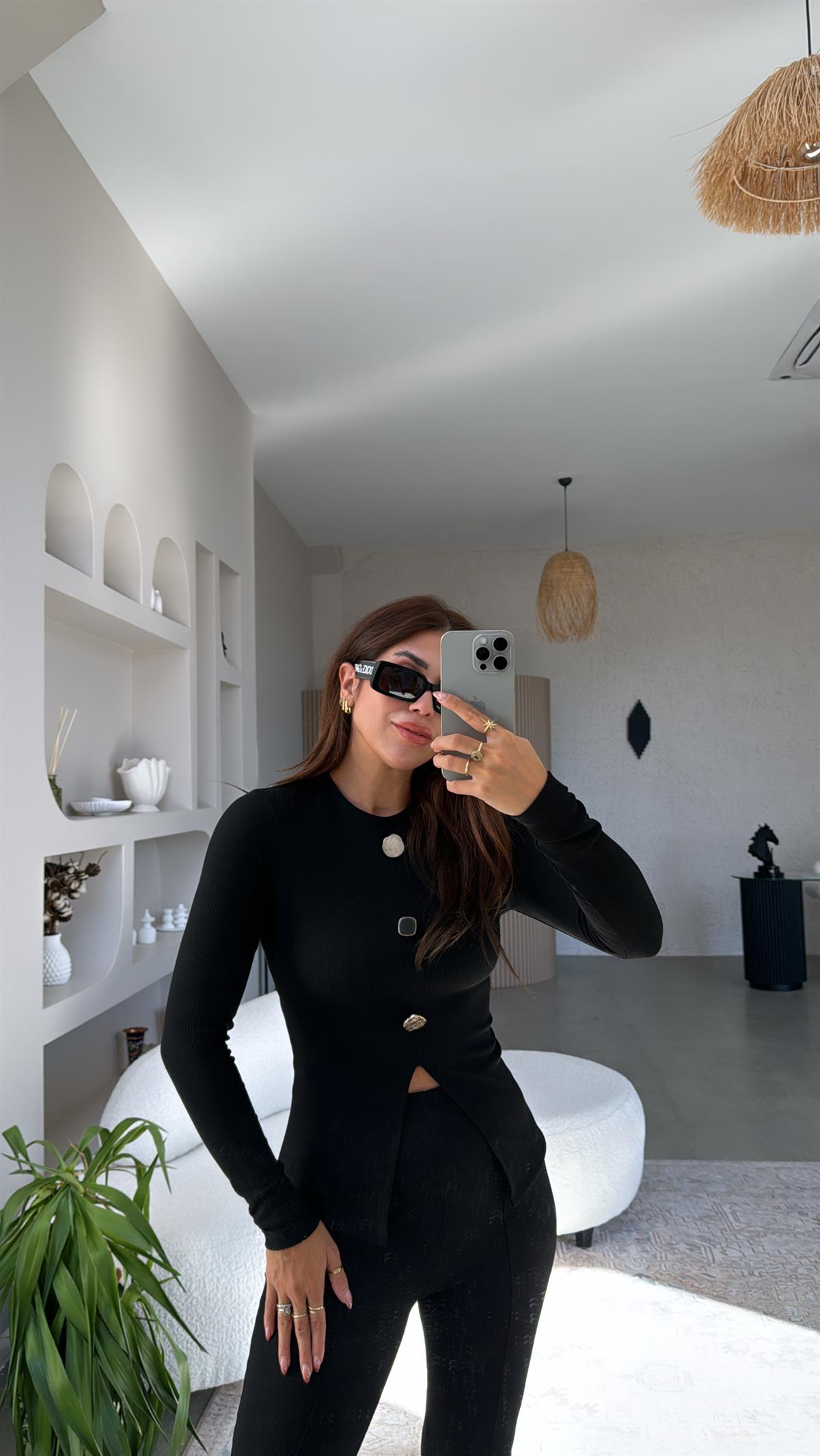 Siyah Gold Düğmeli Üçgen Detay Bluz