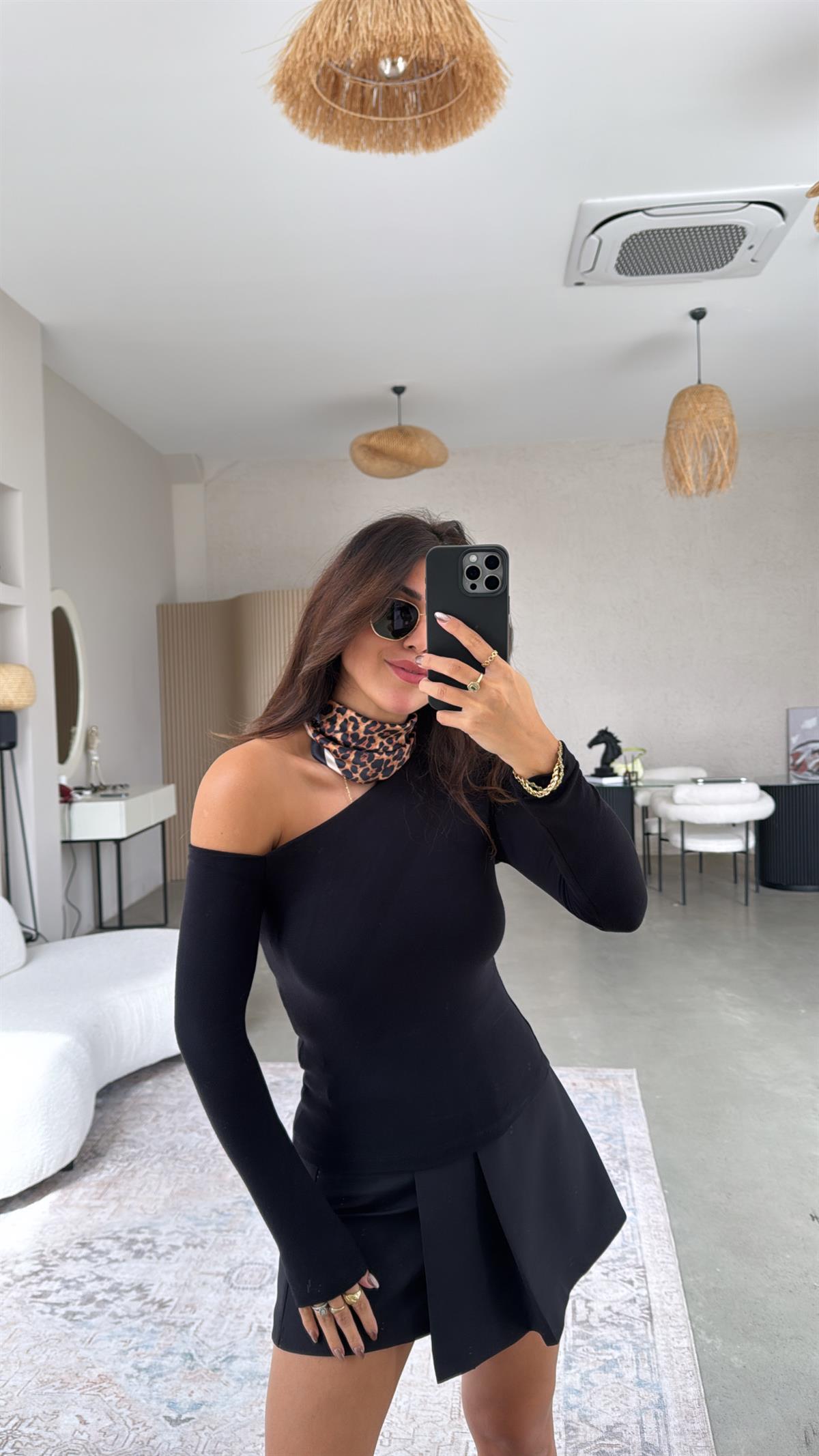 Siyah İthal Modal Kumaş Omzu Açık Bluz