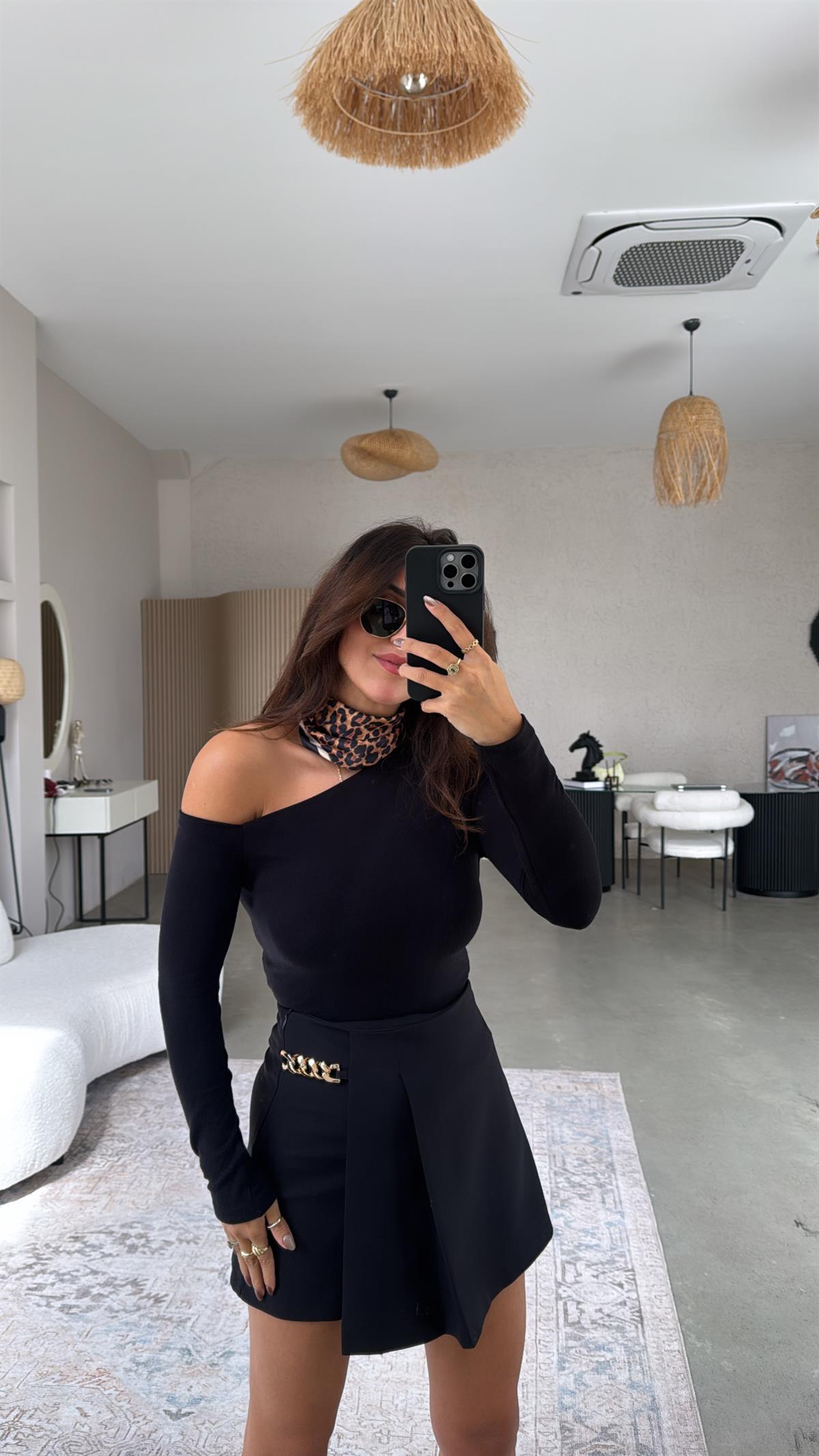 Siyah İthal Modal Kumaş Omzu Açık Bluz