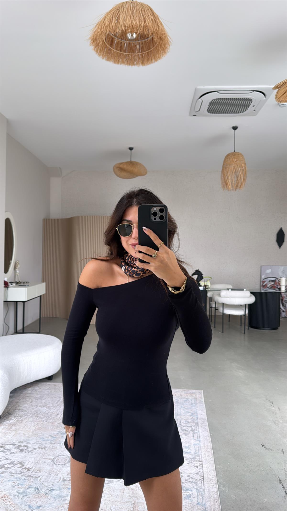 Siyah İthal Modal Kumaş Omzu Açık Bluz