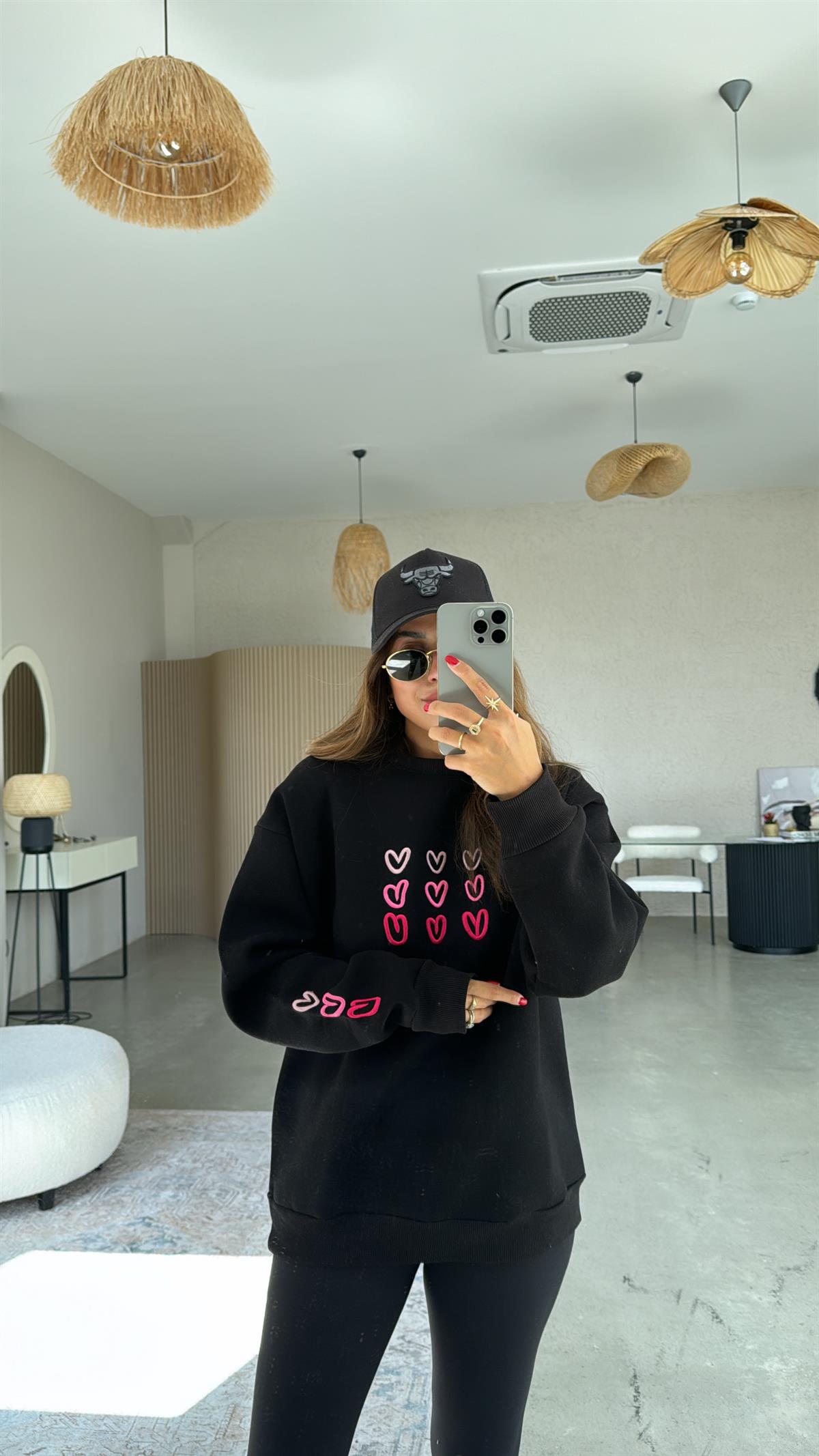 Siyah Kalp Nakışlı Şardonlu Sweatshirt