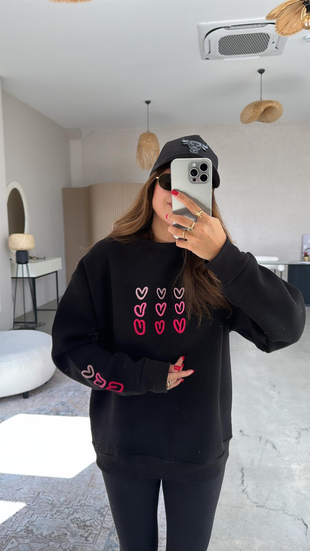 Siyah Kalp Nakışlı Şardonlu Sweatshirt