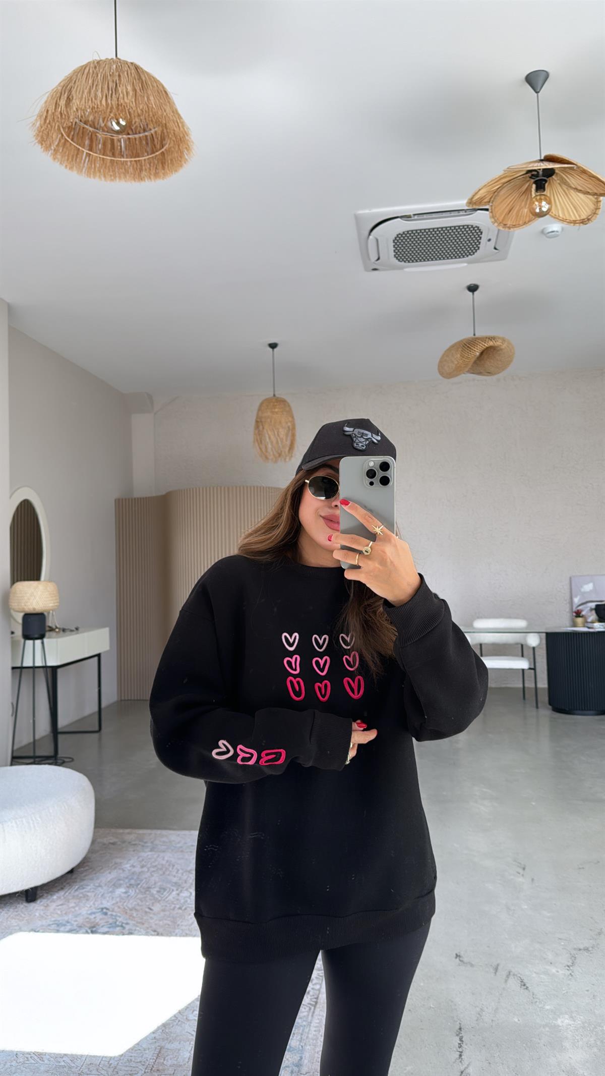 Siyah Kalp Nakışlı Şardonlu Sweatshirt