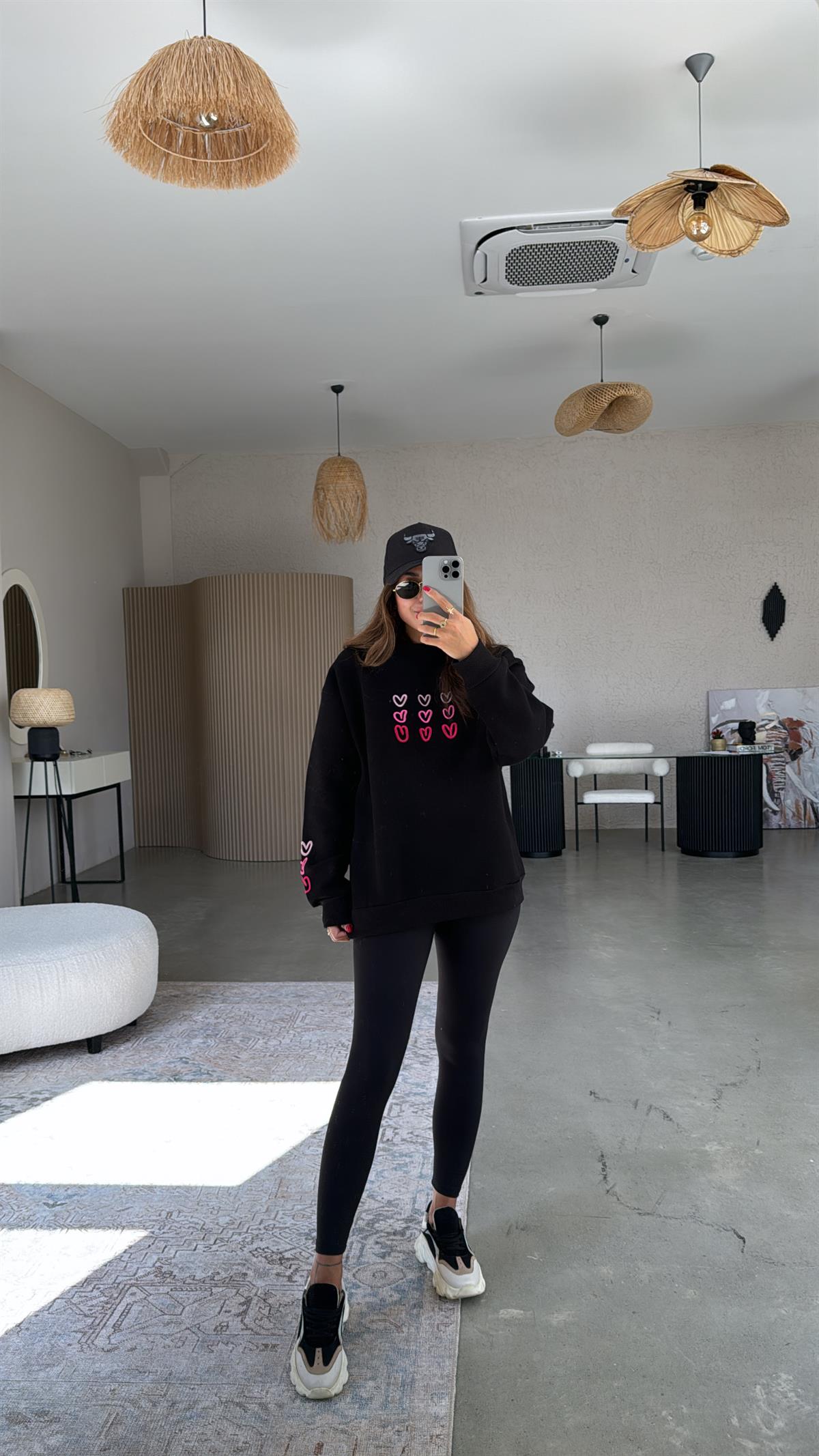 Siyah Kalp Nakışlı Şardonlu Sweatshirt