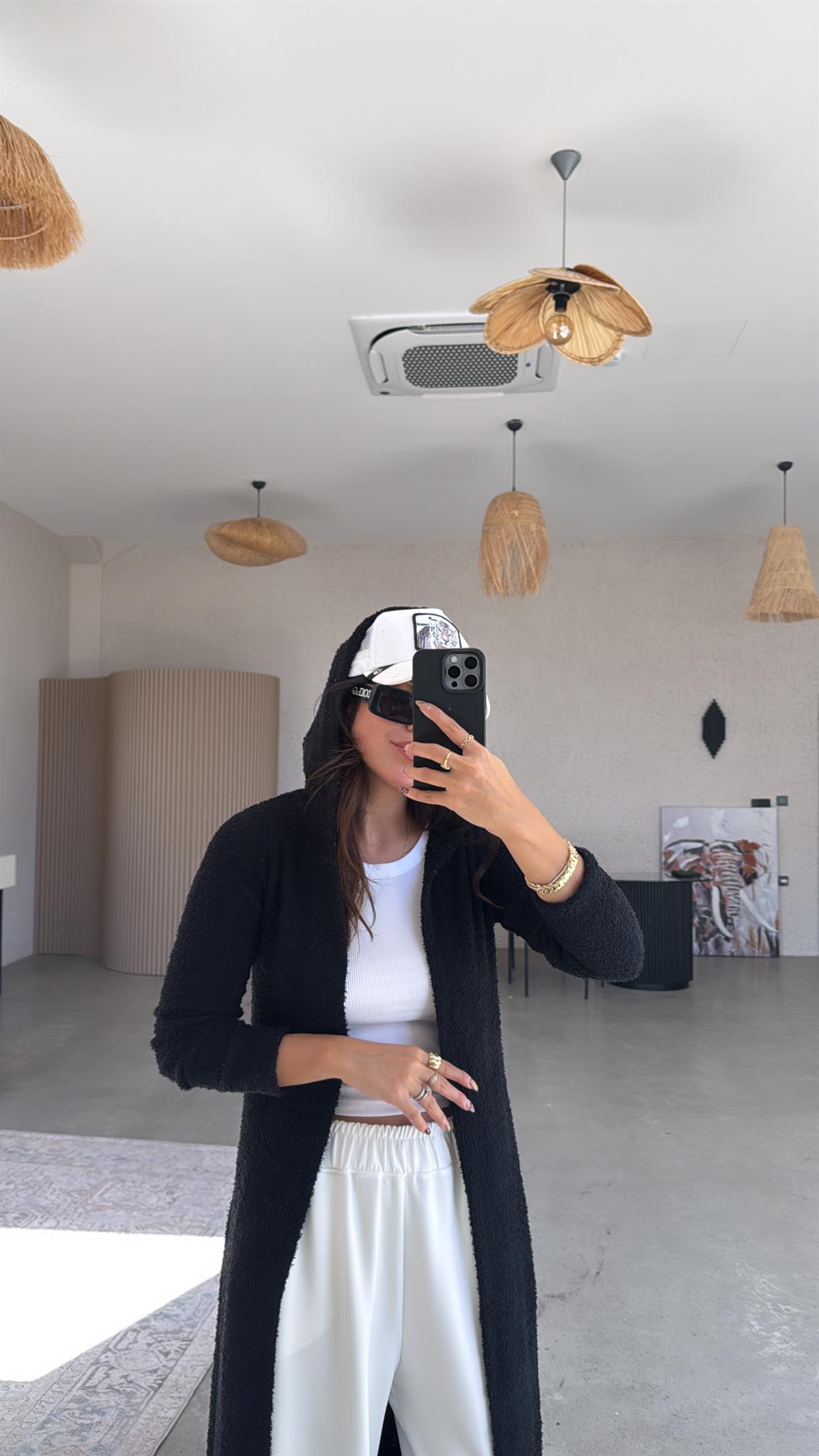 Siyah Kapüşonlu Uzun Hırka