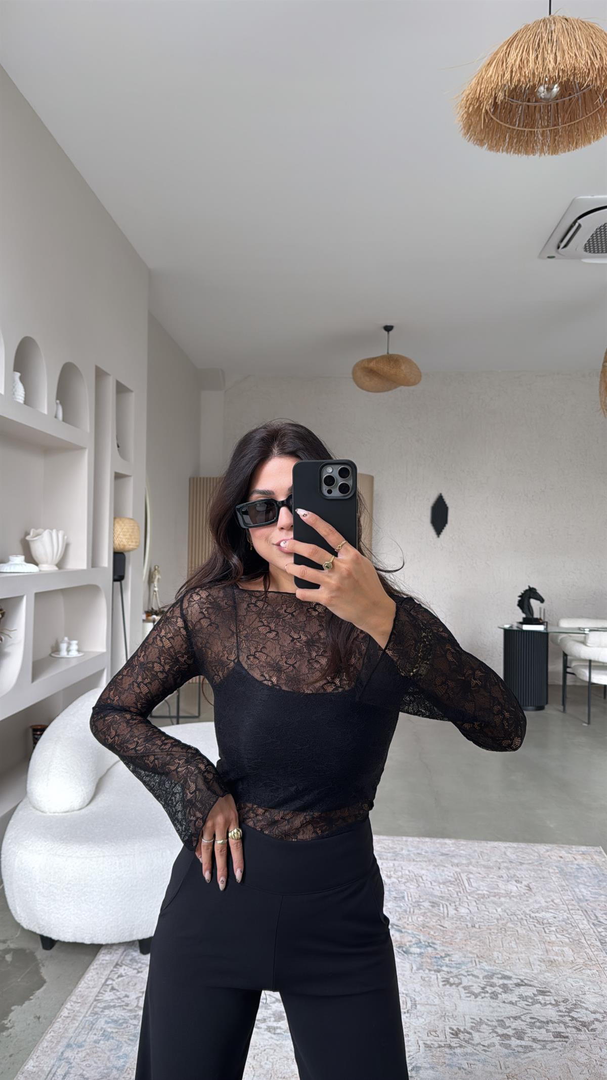 Siyah Kayık Yaka Dantel Bluz