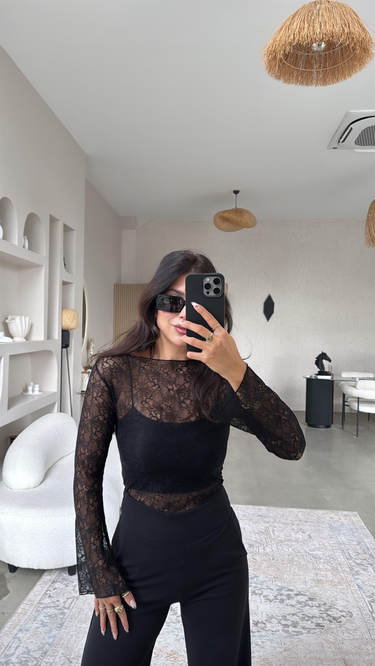 Siyah Kayık Yaka Dantel Bluz