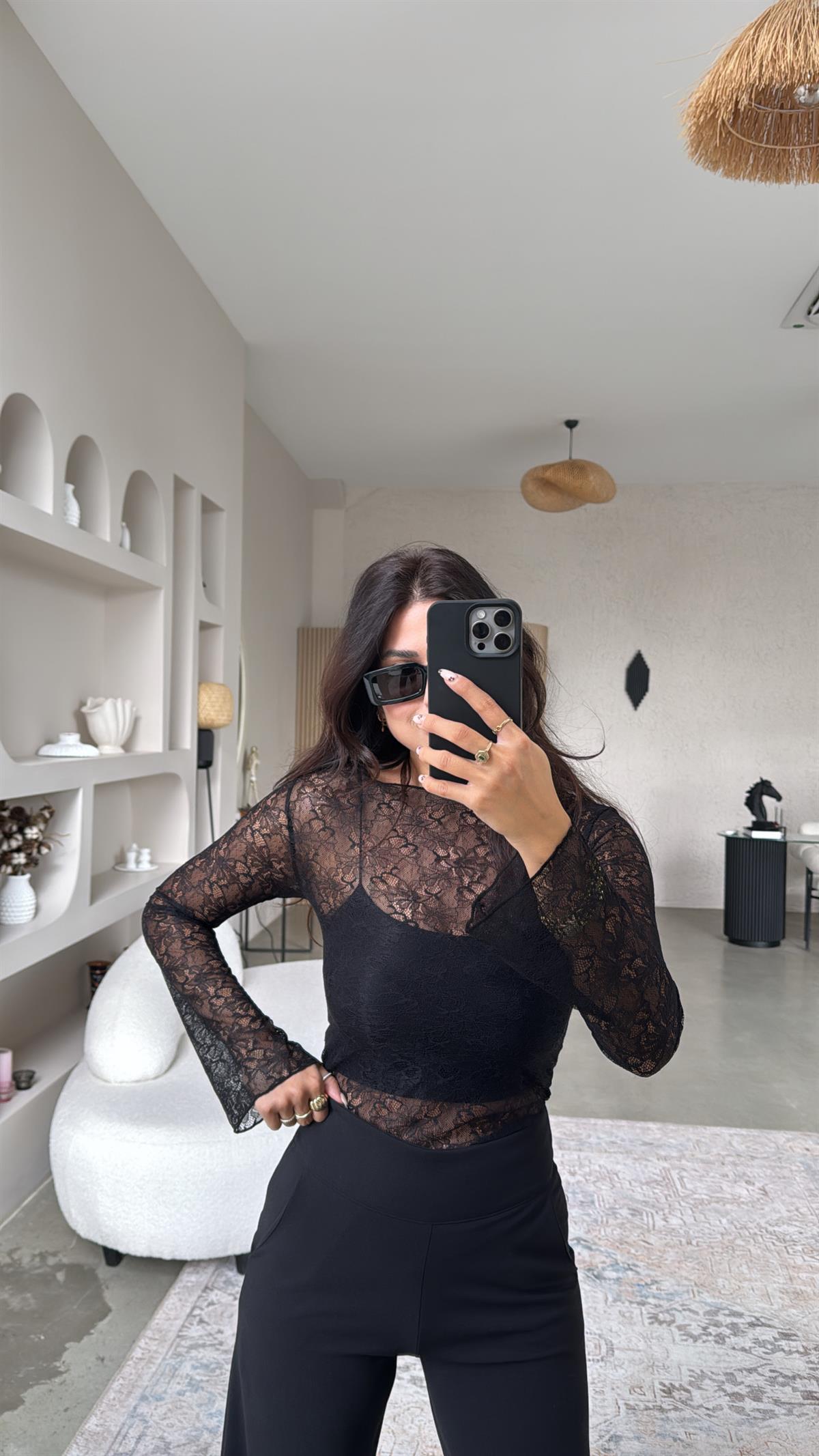 Siyah Kayık Yaka Dantel Bluz