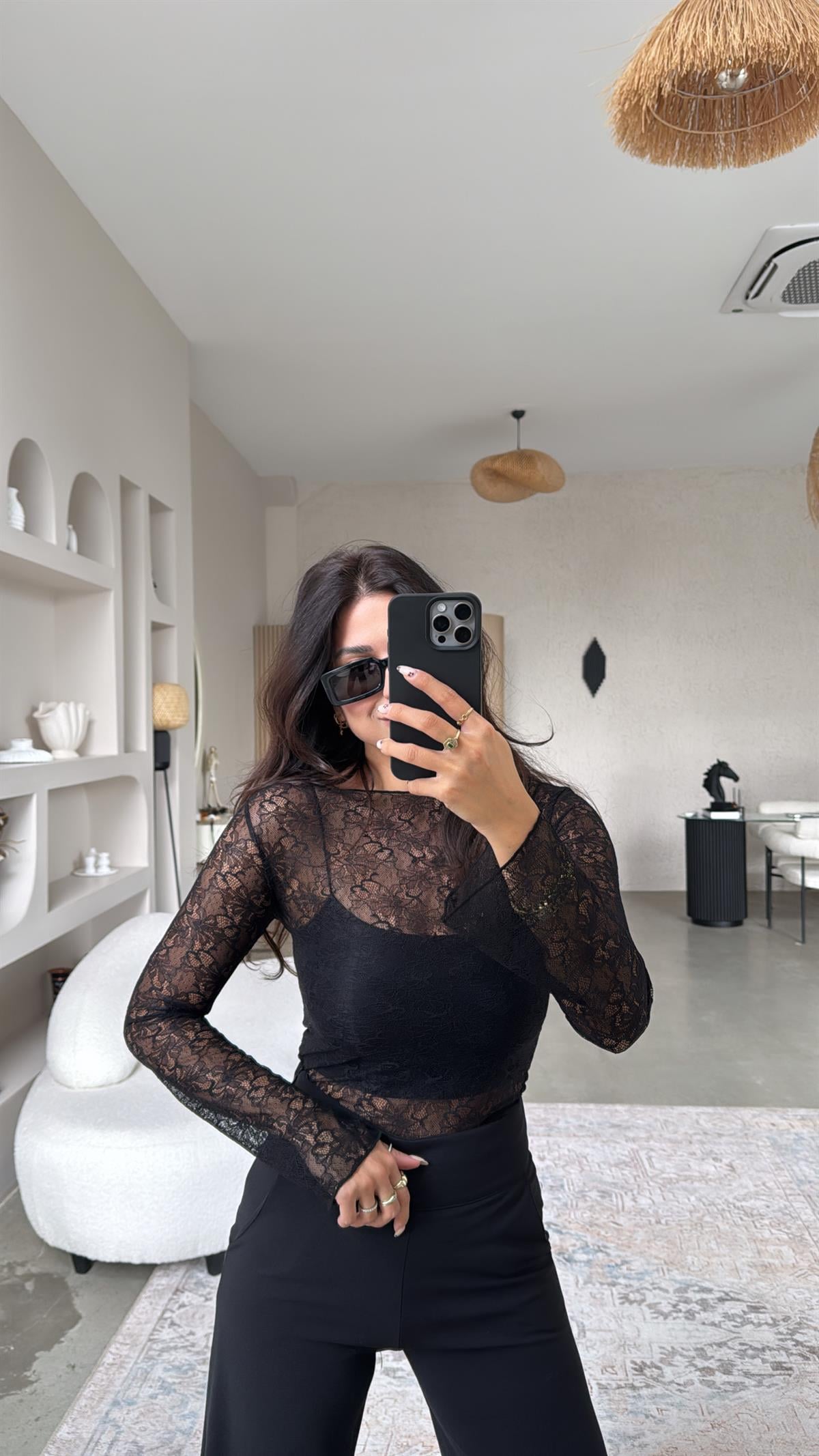 Siyah Kayık Yaka Dantel Bluz