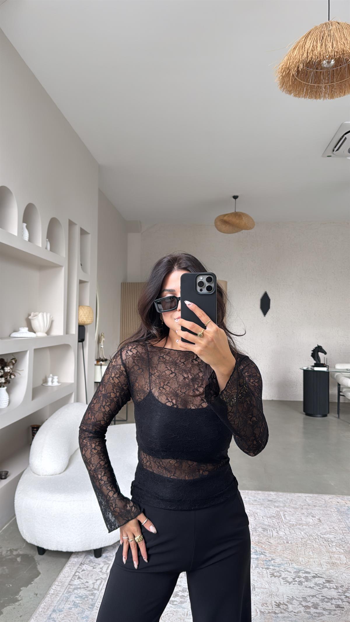 Siyah Kayık Yaka Dantel Bluz