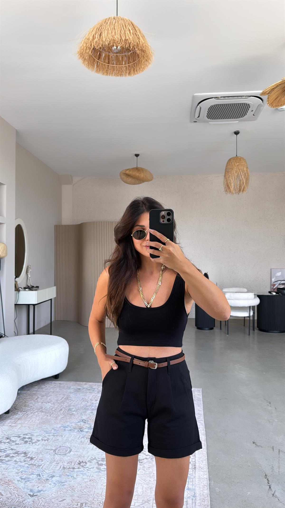 Siyah Kemerli Gabardin Şort