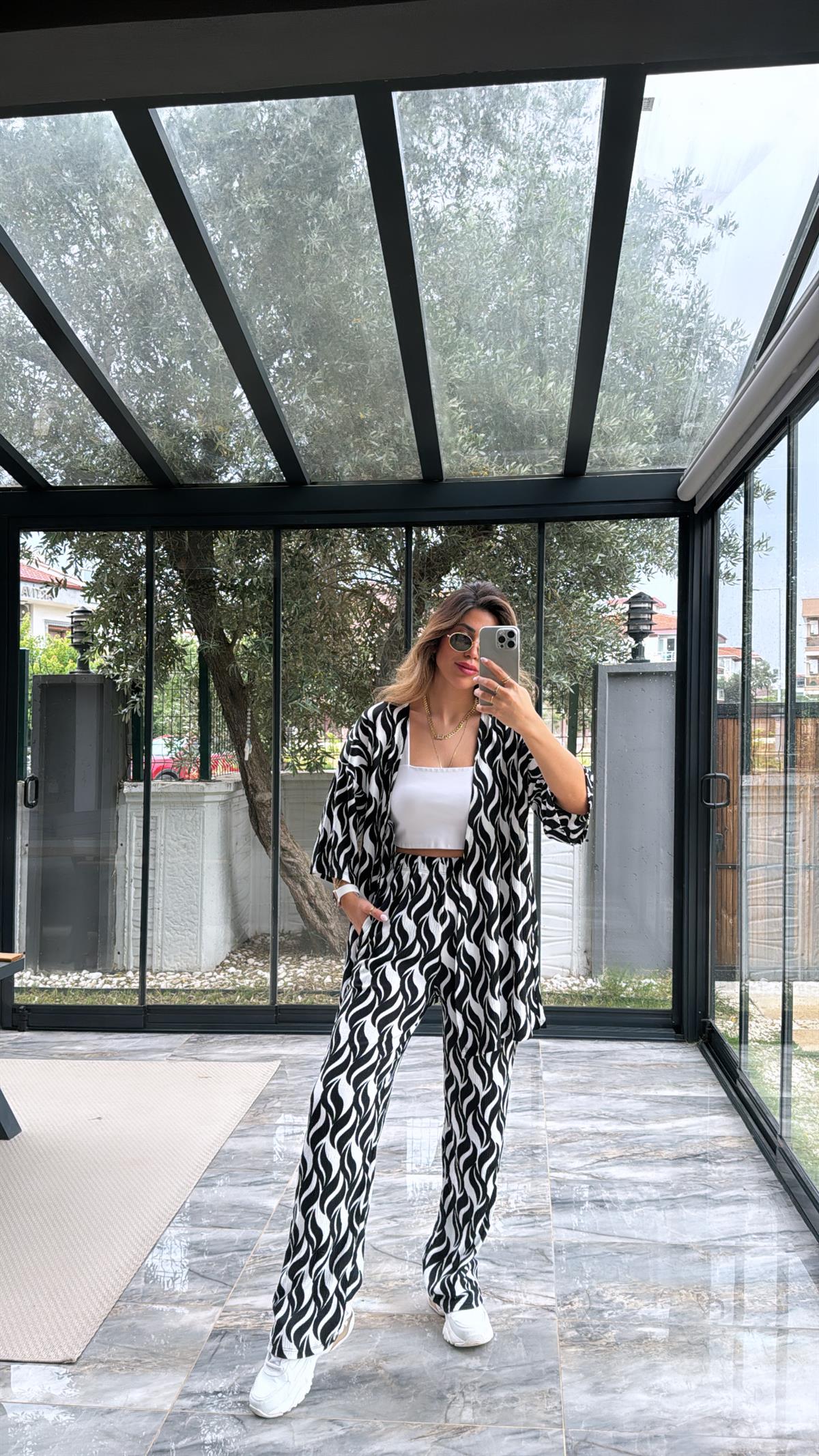 Siyah Kimonolu Takım