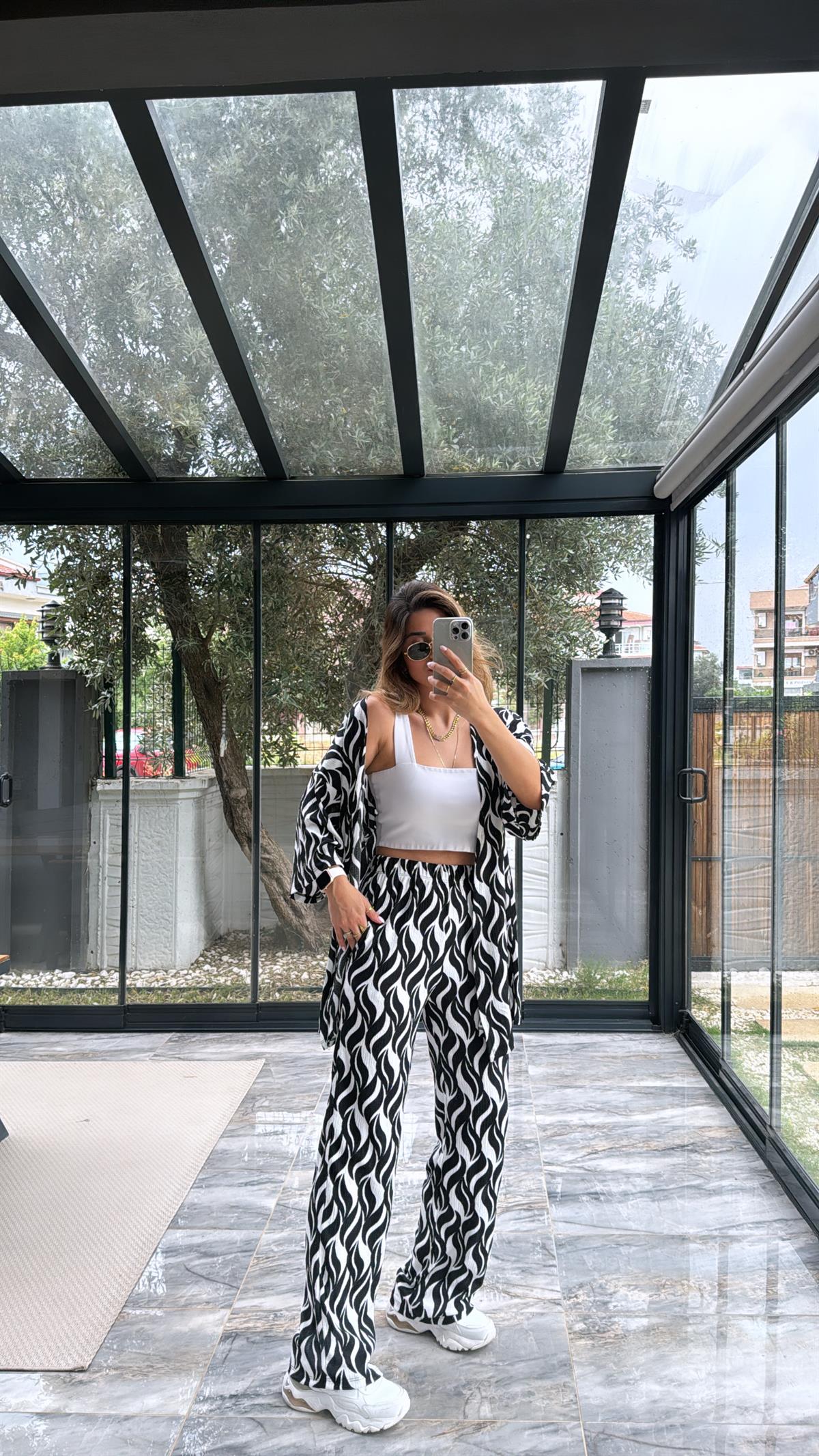 Siyah Kimonolu Takım