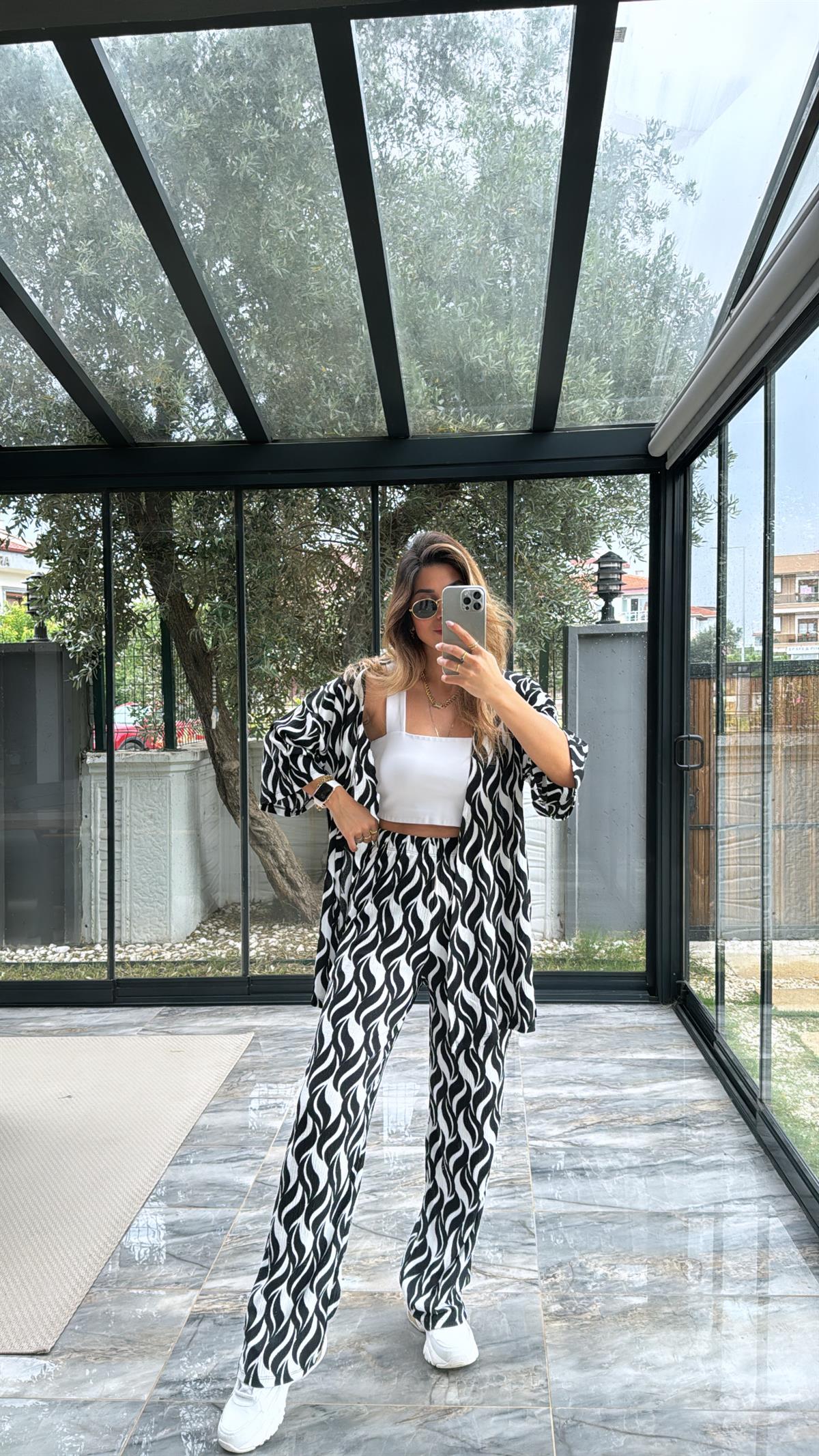 Siyah Kimonolu Takım