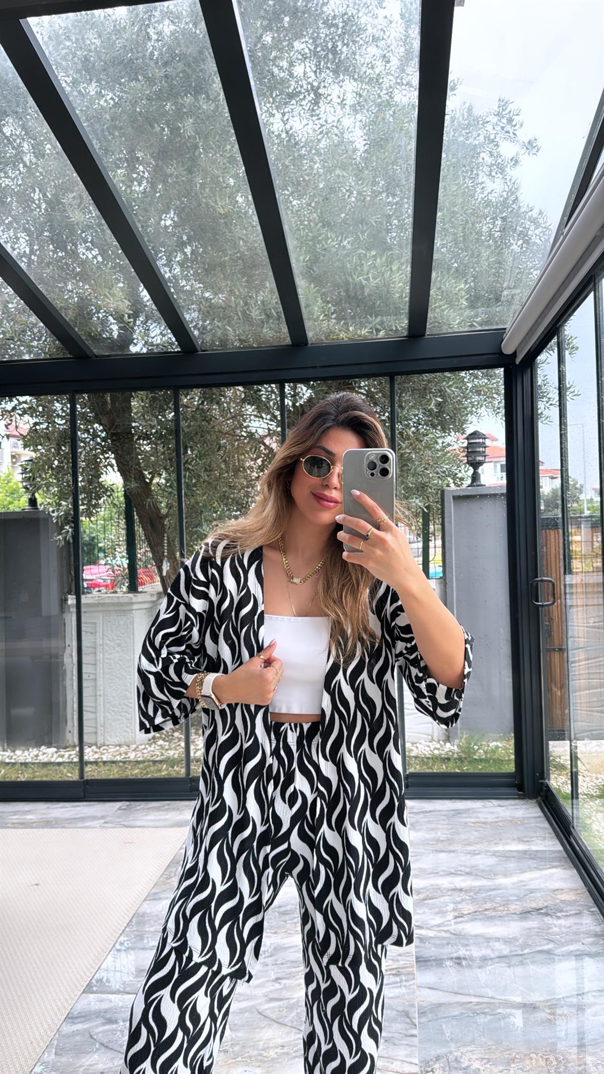 Siyah Kimonolu Takım