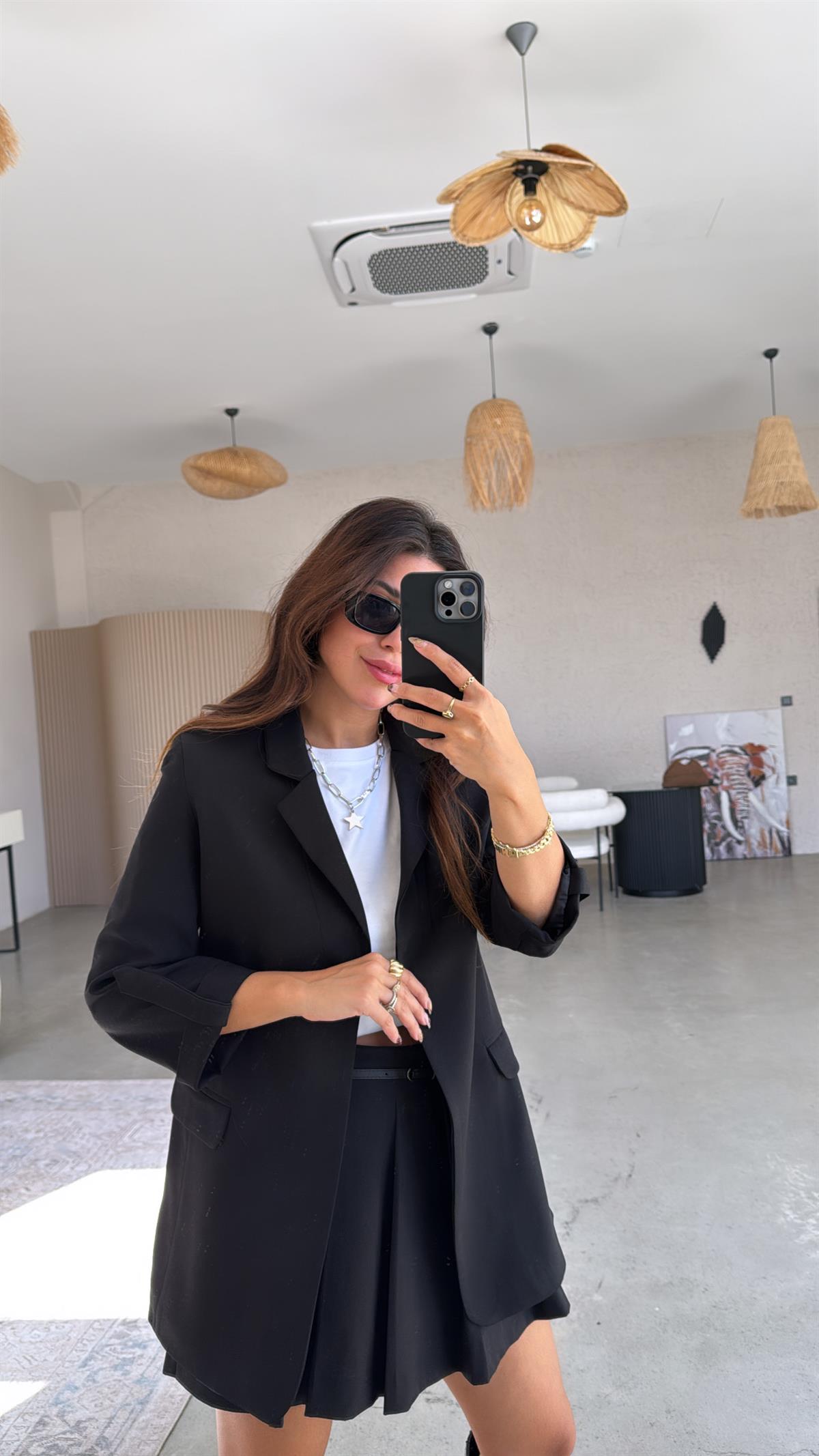 Siyah Kolları Katlı Astarlı Ceket