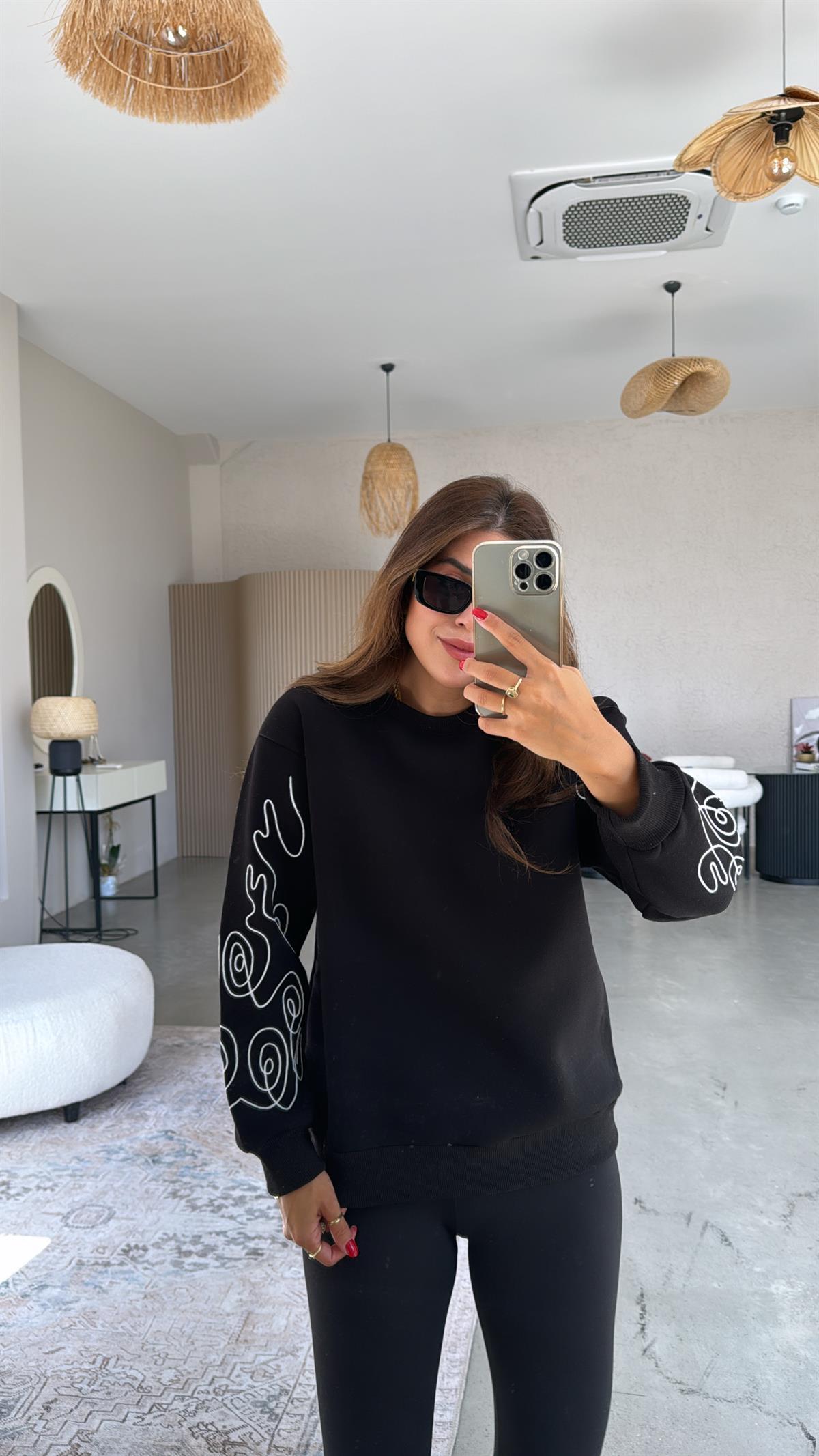 Siyah Kolları Nakışlı Şardonlu Sweatshirt