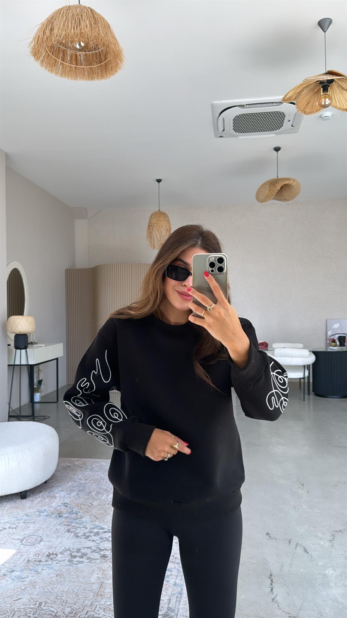 Siyah Kolları Nakışlı Şardonlu Sweatshirt