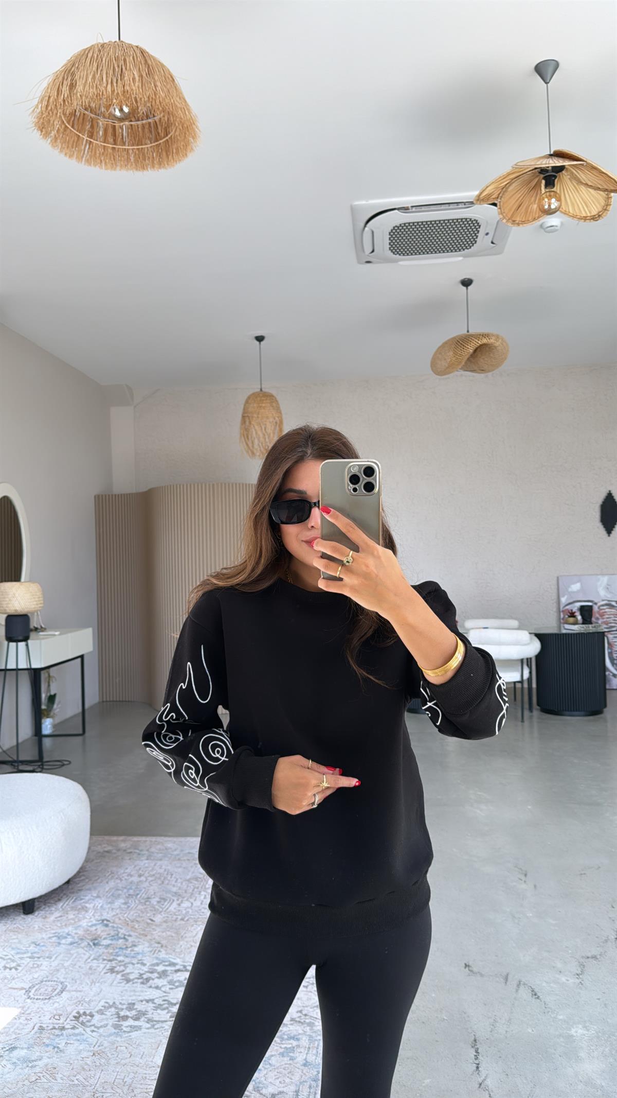 Siyah Kolları Nakışlı Şardonlu Sweatshirt