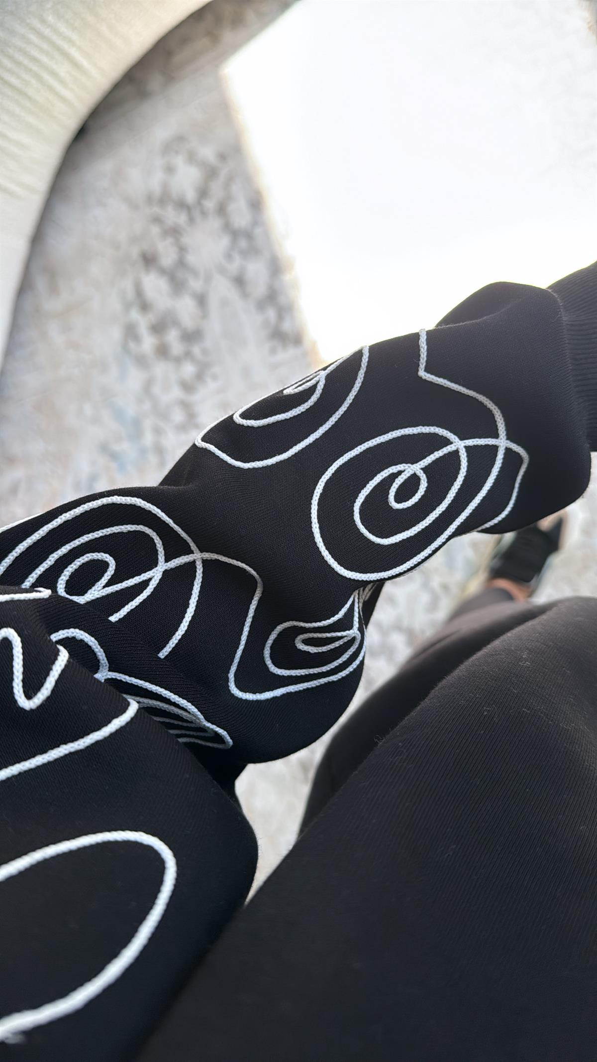 Siyah Kolları Nakışlı Şardonlu Sweatshirt