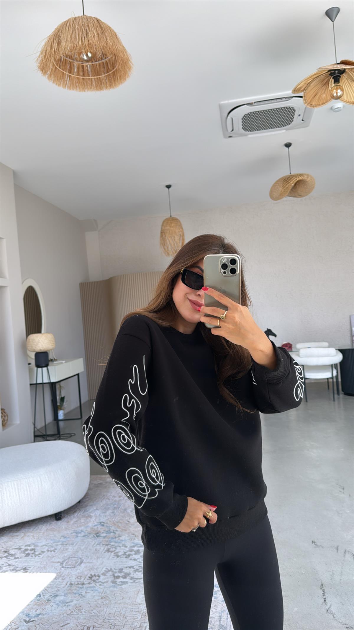 Siyah Kolları Nakışlı Şardonlu Sweatshirt
