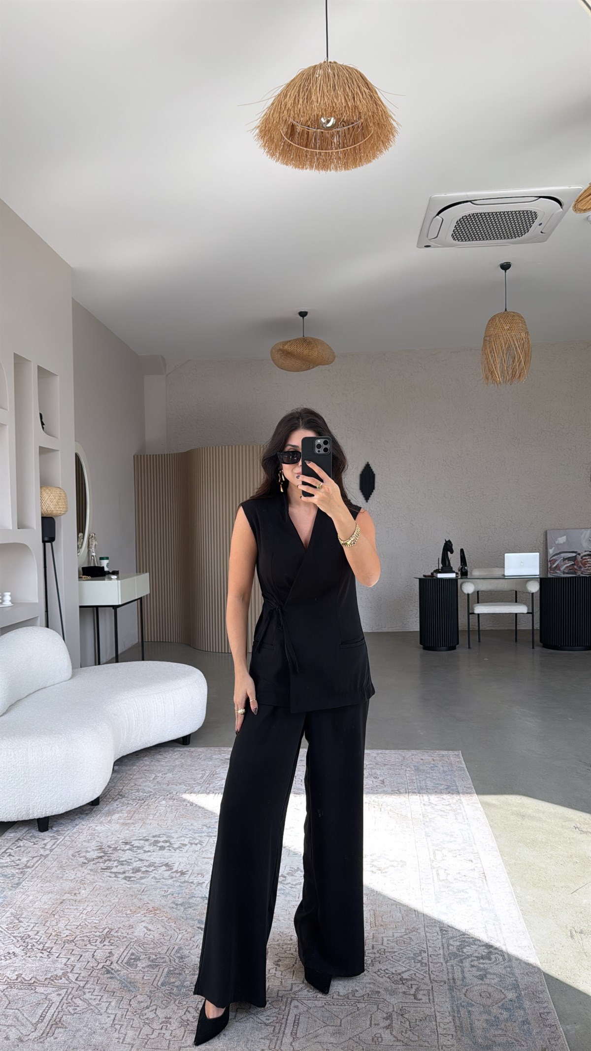 Siyah Kruvaze Yelekli Ve Pantolonlu Dökümlü Krep Kumaş Takım