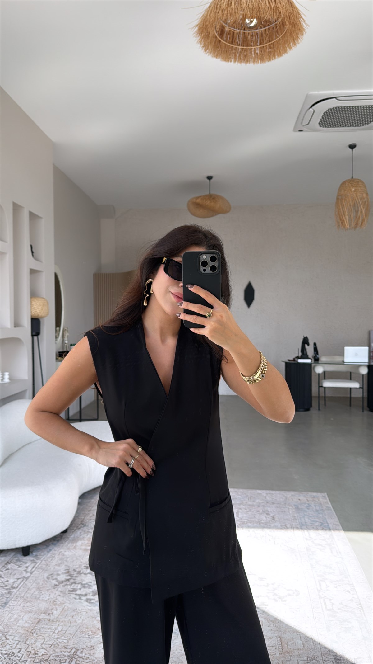 Siyah Kruvaze Yelekli Ve Pantolonlu Dökümlü Krep Kumaş Takım