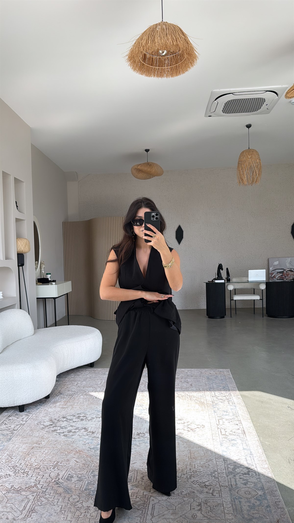 Siyah Kruvaze Yelekli Ve Pantolonlu Dökümlü Krep Kumaş Takım