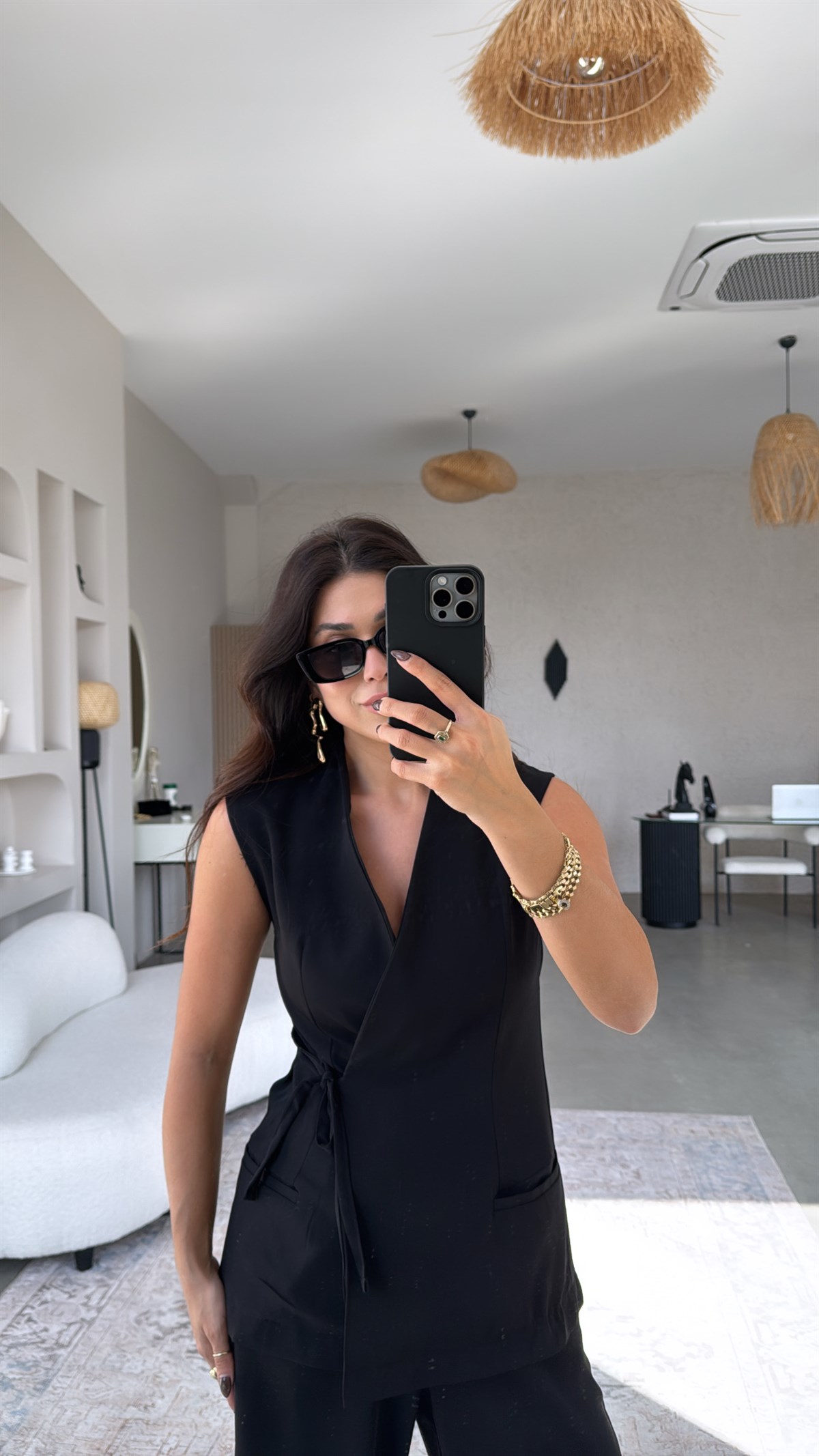 Siyah Kruvaze Yelekli Ve Pantolonlu Dökümlü Krep Kumaş Takım