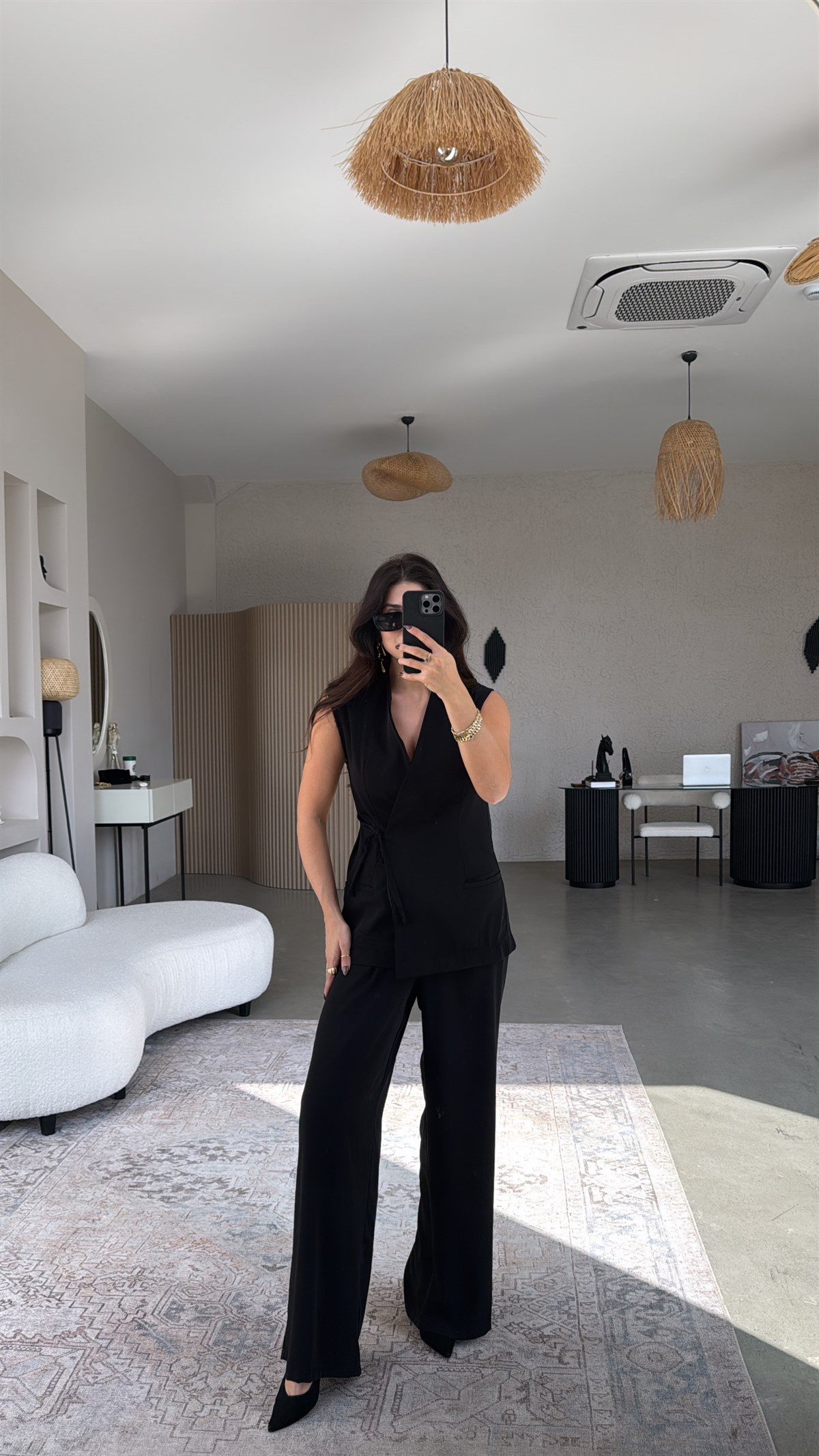 Siyah Kruvaze Yelekli Ve Pantolonlu Dökümlü Krep Kumaş Takım