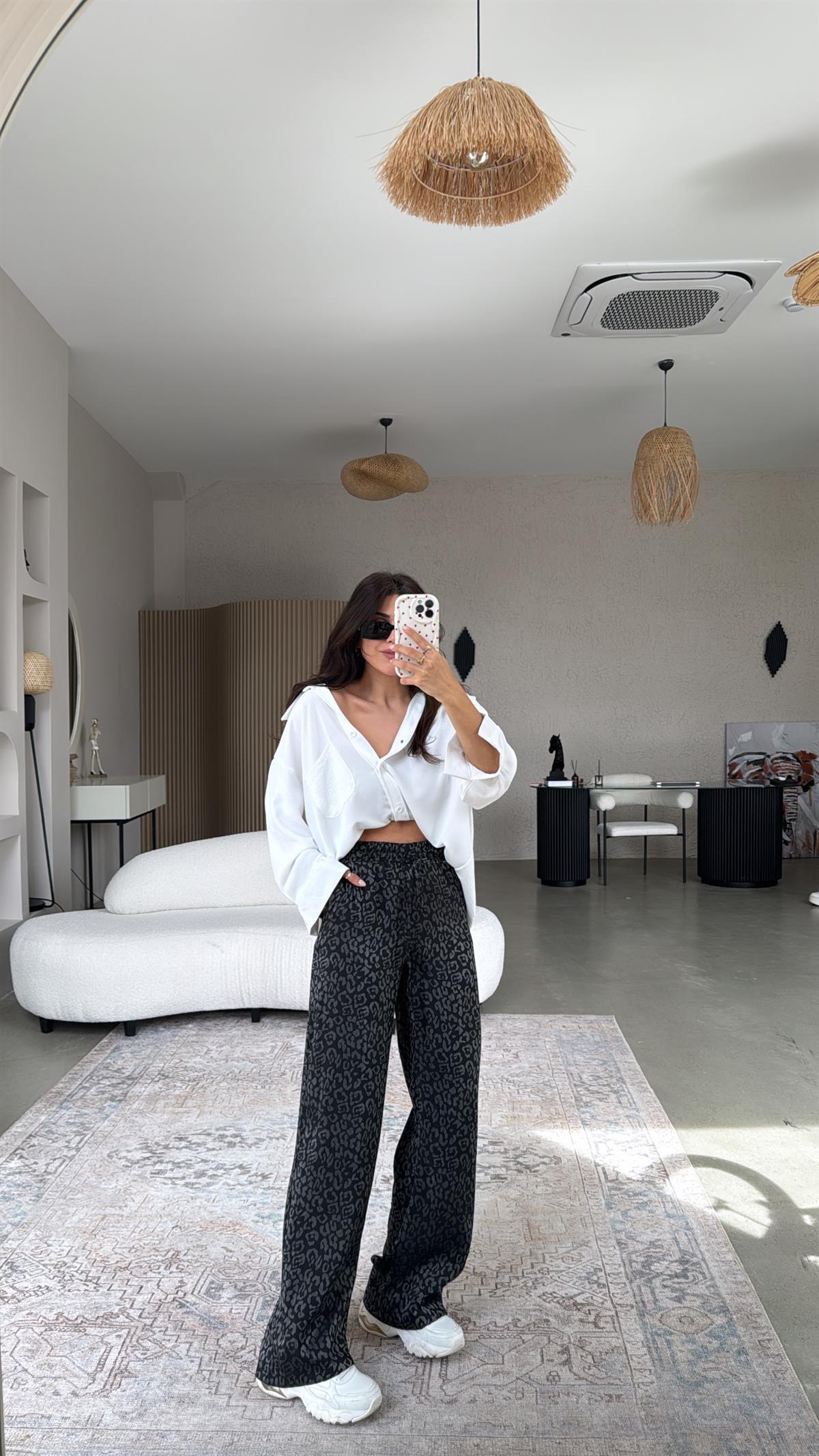 Siyah Leopar Desenli İpek Saten Pantolon