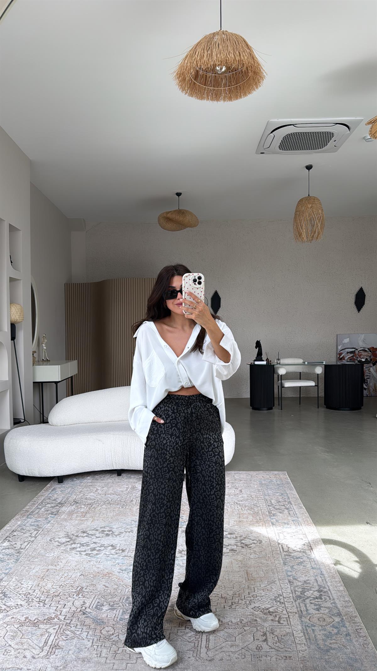 Siyah Leopar Desenli İpek Saten Pantolon