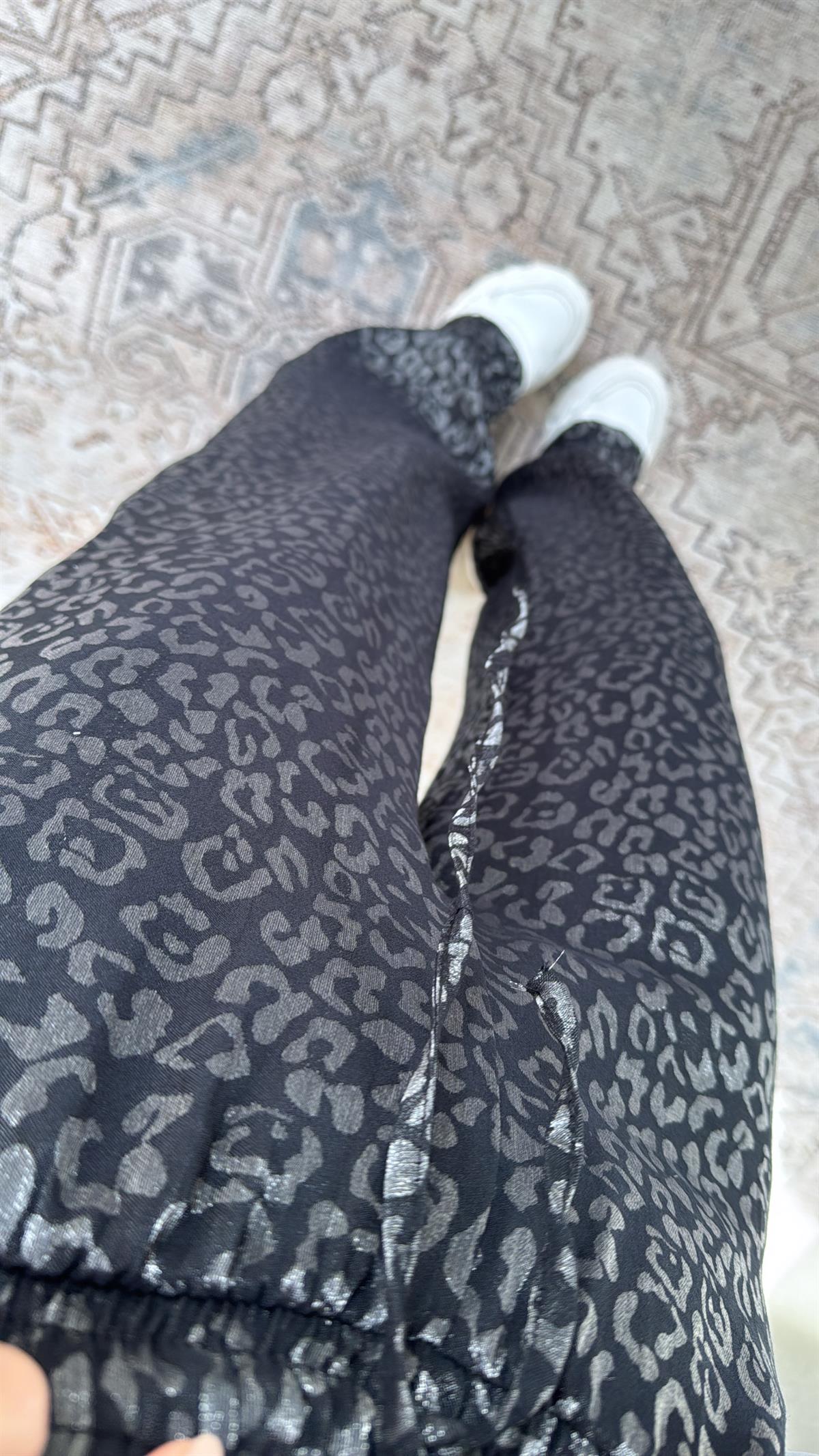 Siyah Leopar Desenli İpek Saten Pantolon