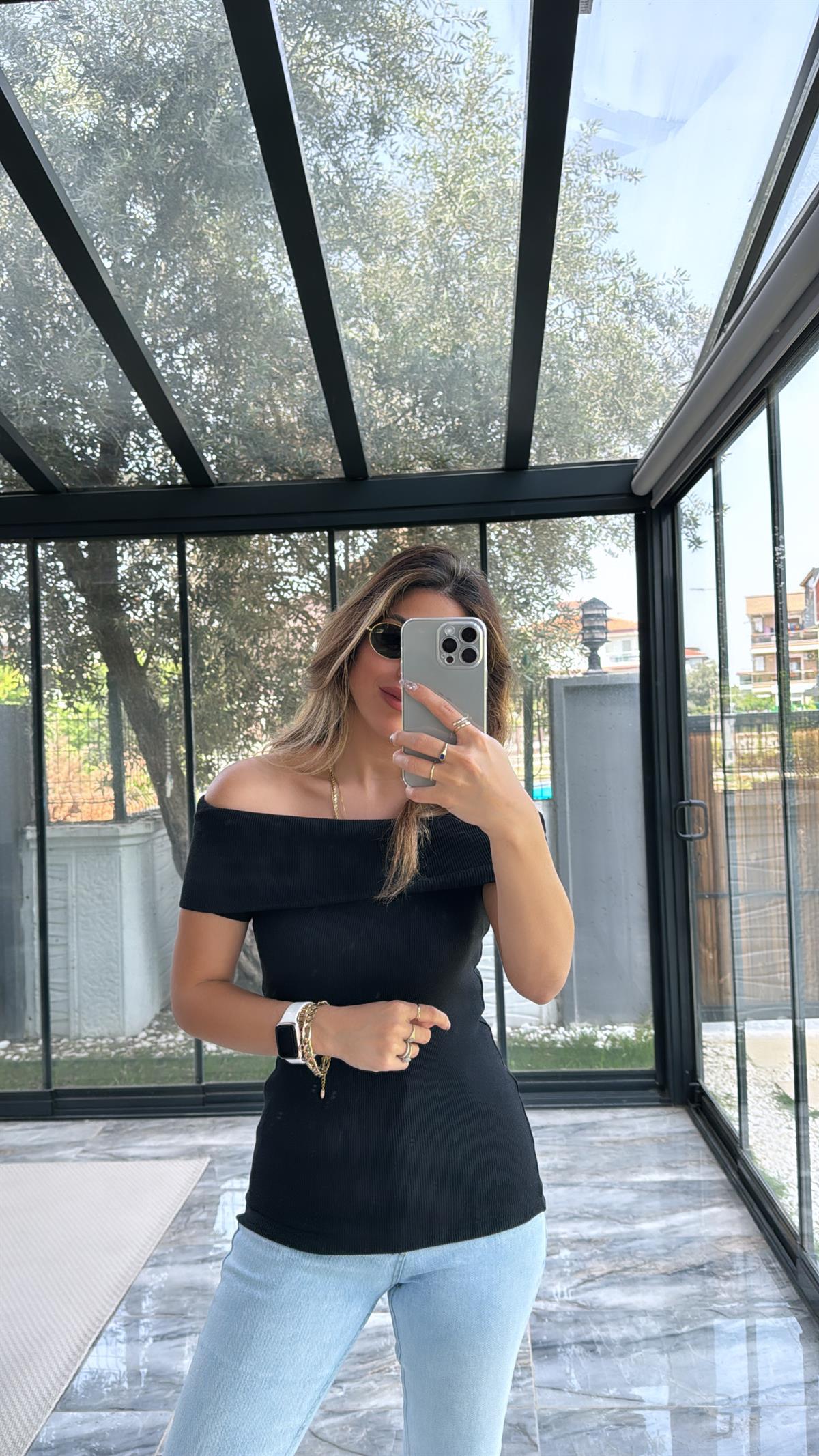 Siyah Madonna Kısa Kol Bluz