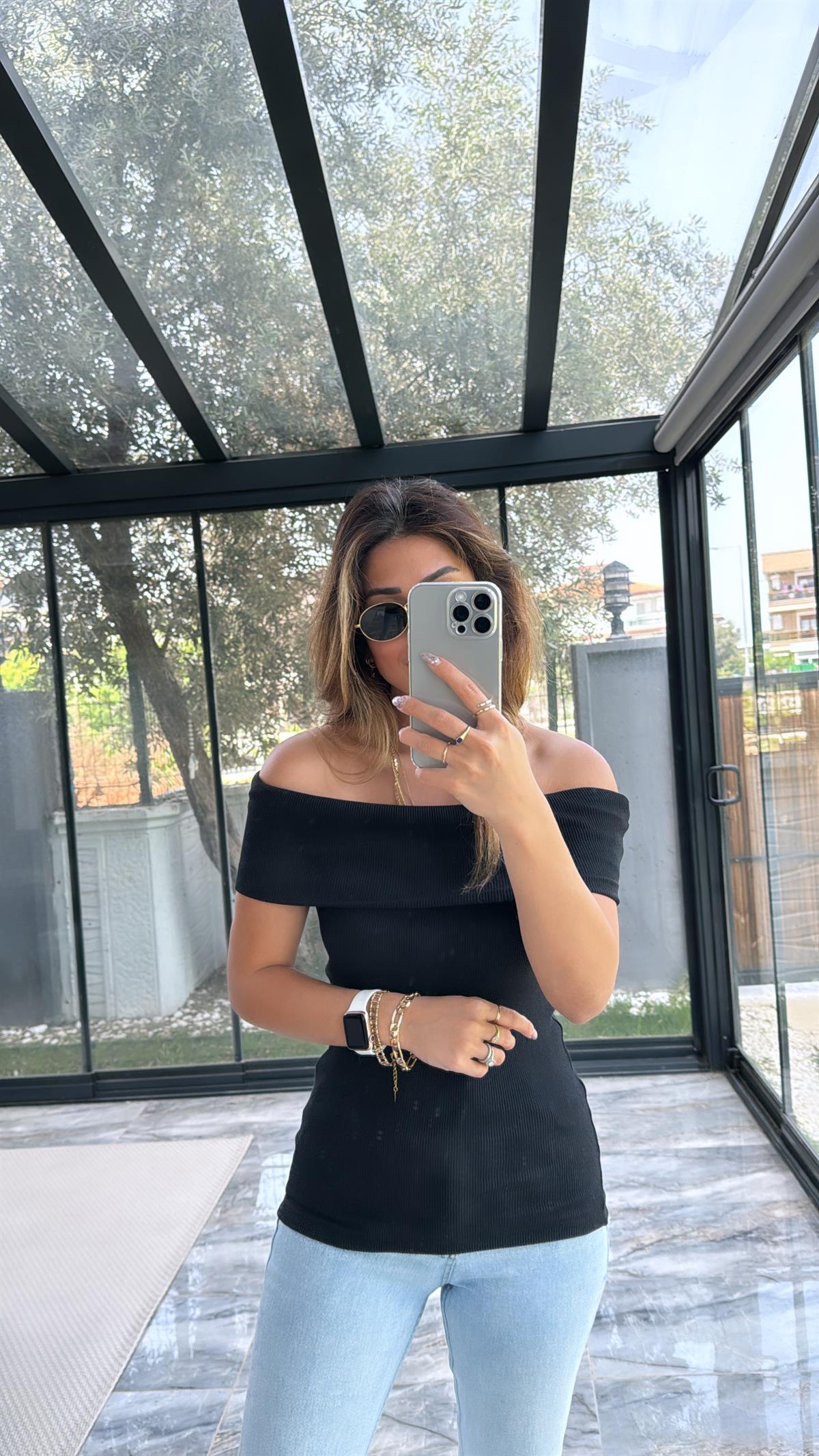 Siyah Madonna Kısa Kol Bluz