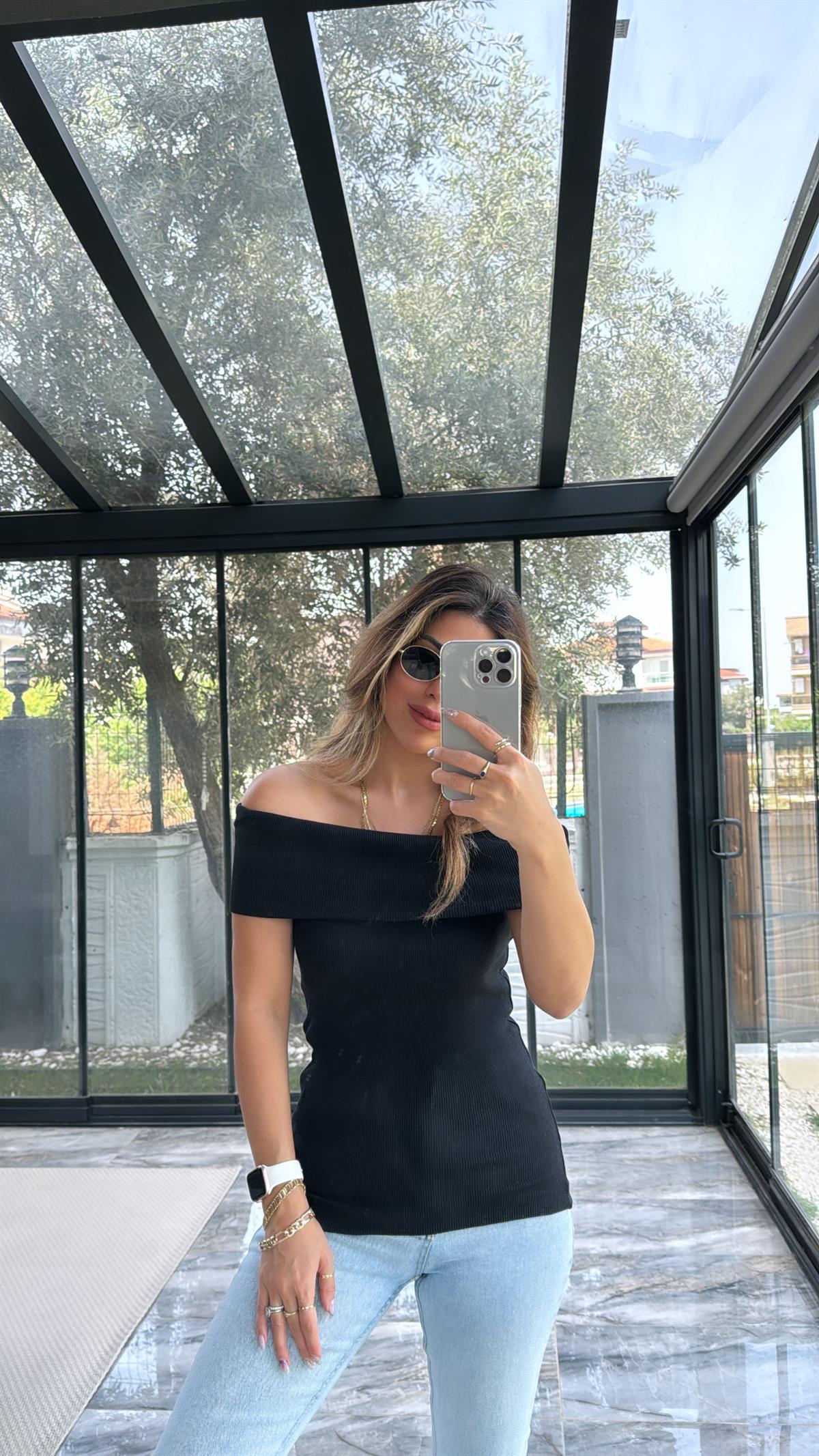 Siyah Madonna Kısa Kol Bluz