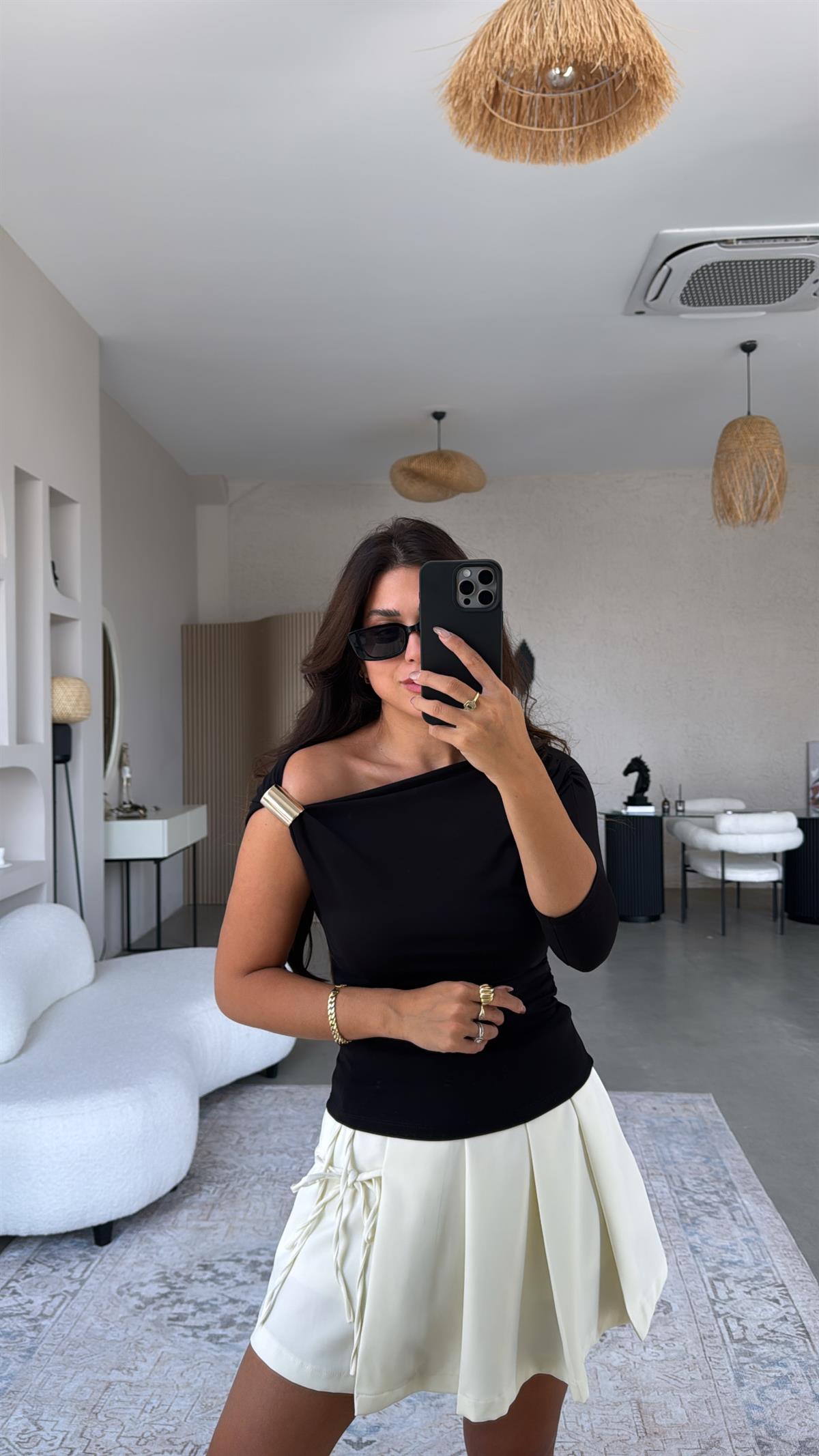 Siyah Omuz Aksesuarlı Bluz