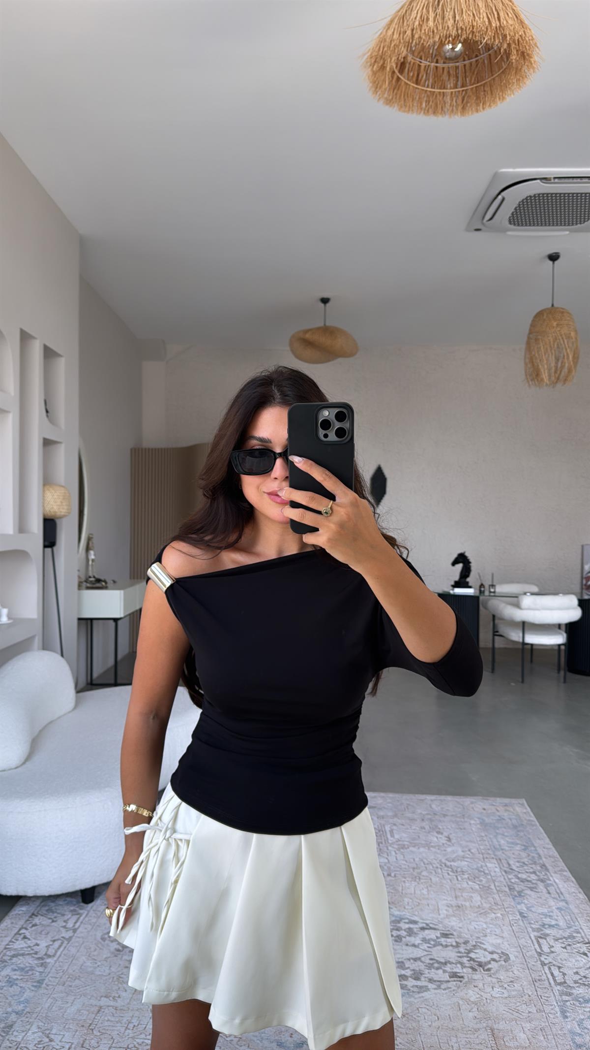 Siyah Omuz Aksesuarlı Bluz