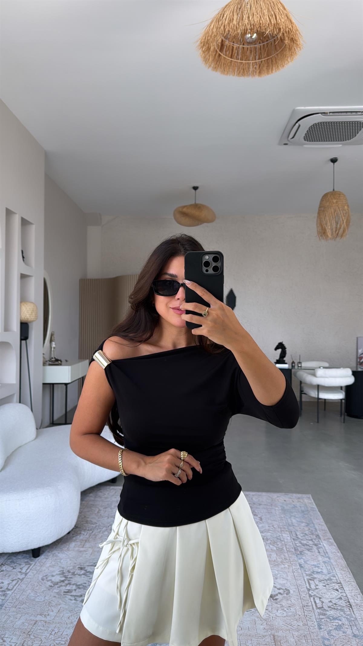 Siyah Omuz Aksesuarlı Bluz