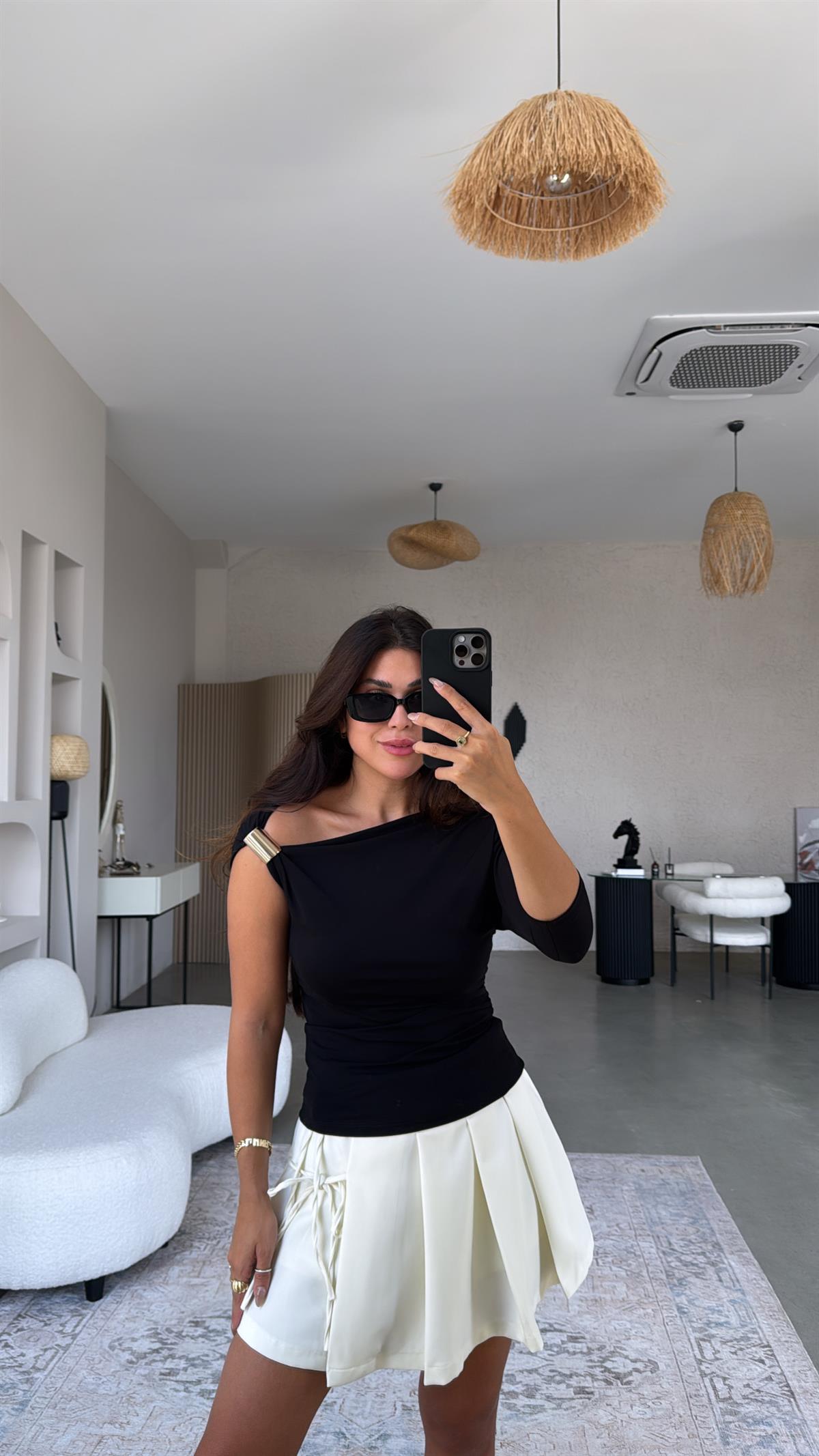 Siyah Omuz Aksesuarlı Bluz