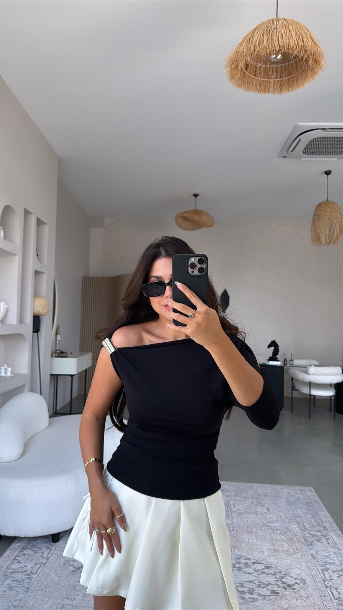 Siyah Omuz Aksesuarlı Bluz