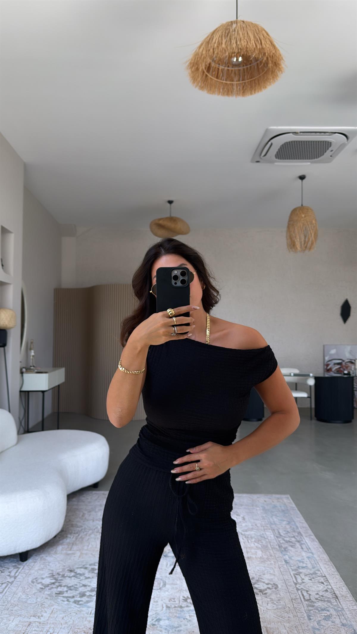 Siyah Omzu Açık Büzgülü Gofre Takım