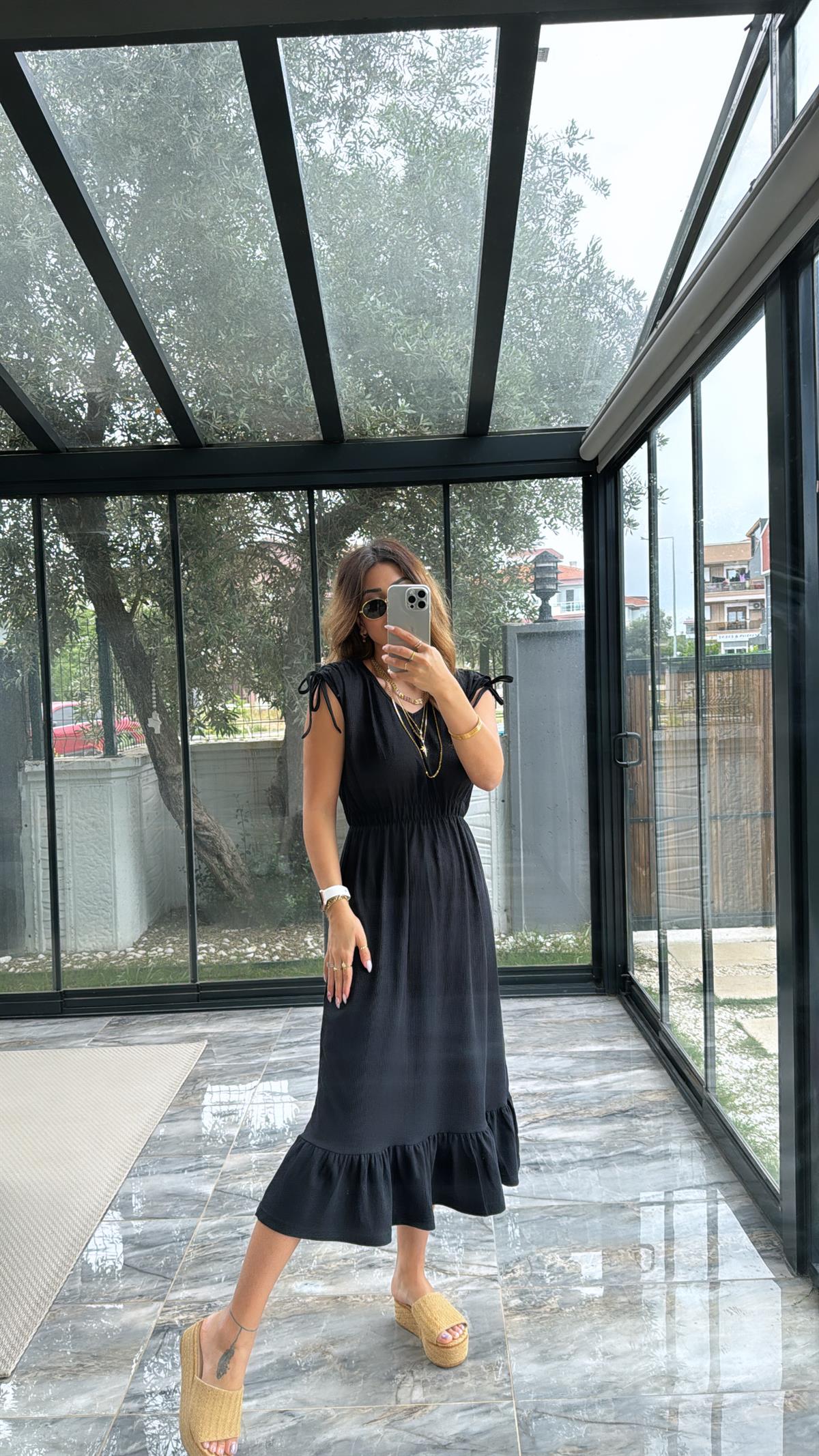 Siyah Omzu Büzgülü V Yaka Elbise